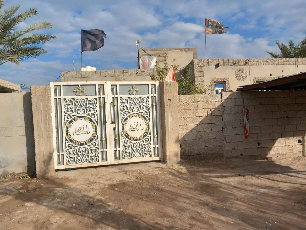 بيت للبيع بحي زليزل الوجه عل شارع تبليط مساحه ٣٠٠ ***********
