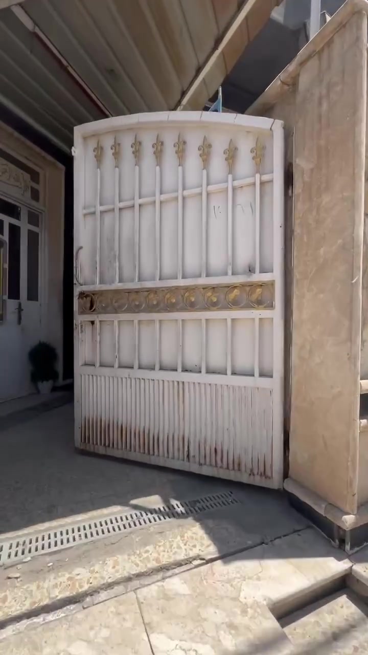 🏡 #بيت_عائلي_للايجار 🏡

☑️ للاستخدام سكني .

📍الموقع :- #حي_الجامعة - قرب الجمعية .

🔛المساحة : 100 متر .

◼️يحتوي على : طرمة - مدخلين .
الطابق الارضي : غرفة نوم - استقبال - مطبخ - حمام .
الطابق الاول :غرفتين نوم - حمام .
الطابق الثاني : بيتونة - سطح .

🔷مميزات العرض : 
🔹موقع ميز .
🔹قرب الشارع العام والخدمات .

⁉️ لمعرفة الايجار اكتب رقم 10 بالتعليقات .

🌐للمزيد من العروض لطفاً الاشتراك بقناتنا على :
قناة Telegram 👇:
https://t.me/Ajarty

 قناة WhatsApp 👇 :
https://whatsapp.com/channel/0029VaDf8d14yltRzy5EwZ15

📍عنوان الشركة : حي الجامعة _ بداية شارع المركز 

📌للمعاينة والاستفسار : يرجى التواصل على الارقام التالية 📲
***********
***********
