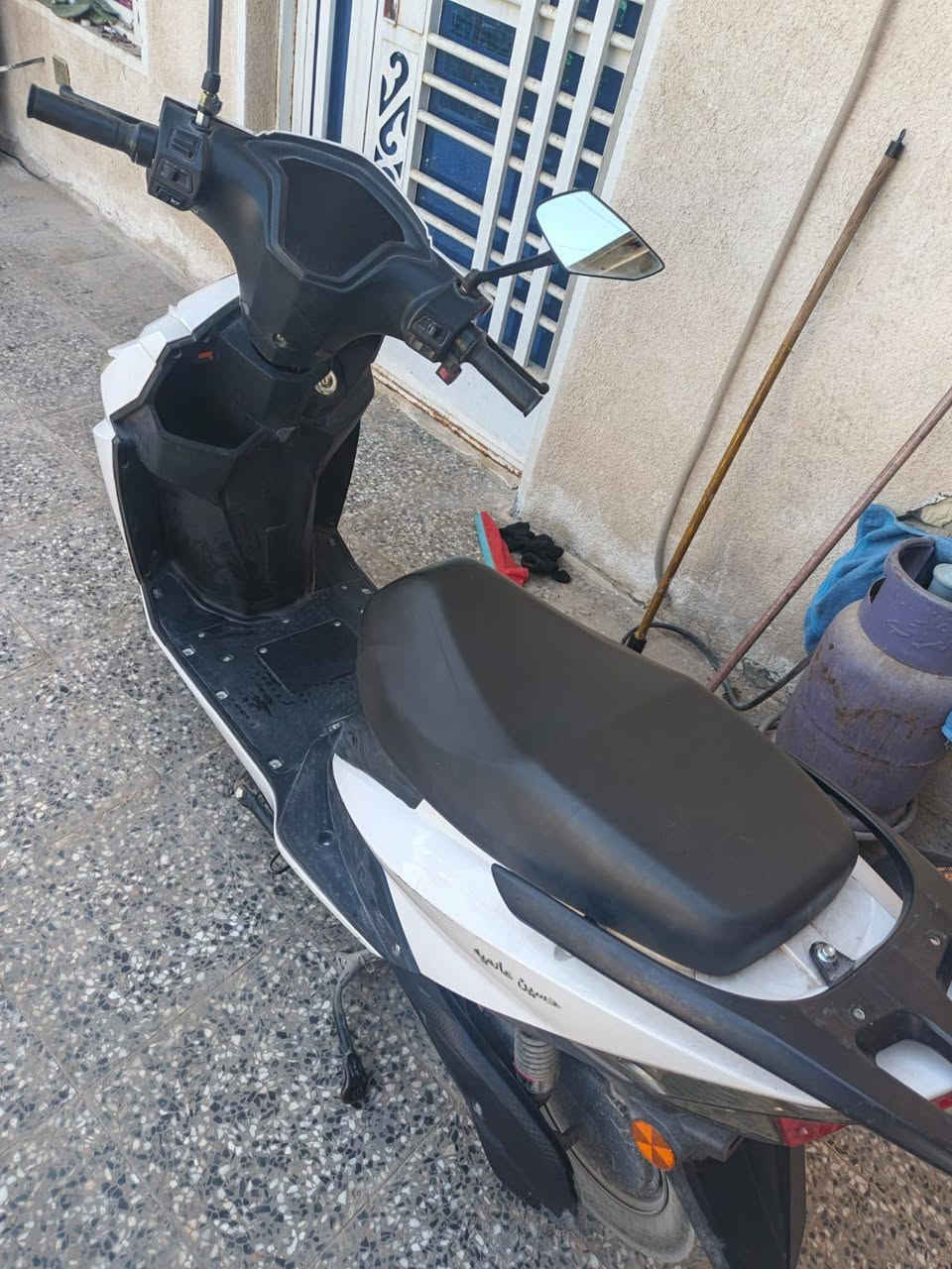 دراجة سكنس 2025
دراجة نظيف جدا 

مستخدمه استخدام منزلي 

شاحنتها اصليه (تقبط شحن وتفصل وحدها يعني خليه على الشحن وروح نام ) 

:

 السرعة توصل لـ 70 كم/س

 البطارية تمشيك تقريبًا ساعة ونص تشغيل

 شحن كهرباء بيت عادي

 هادئ جدًا أثناء المشي

 كرسي مريح

 مرايات جانبية

 إضاءة أمامية وخلفية

 بريك أمامي وخلفي

 وياه خوذه هدية 🎁 

وستان مبايل هديه 

وسيار كهرباء طوله ٥ متر هم هديه 

السعر ٥٥٠ من الاخير 

مكاني البياع 

راسلني وتدلل


**إذا كنت صاحب هذا الإعلان وتريد حذفه لأي سبب، رجاءا أرسل رسالة إلى الدعم الفني**