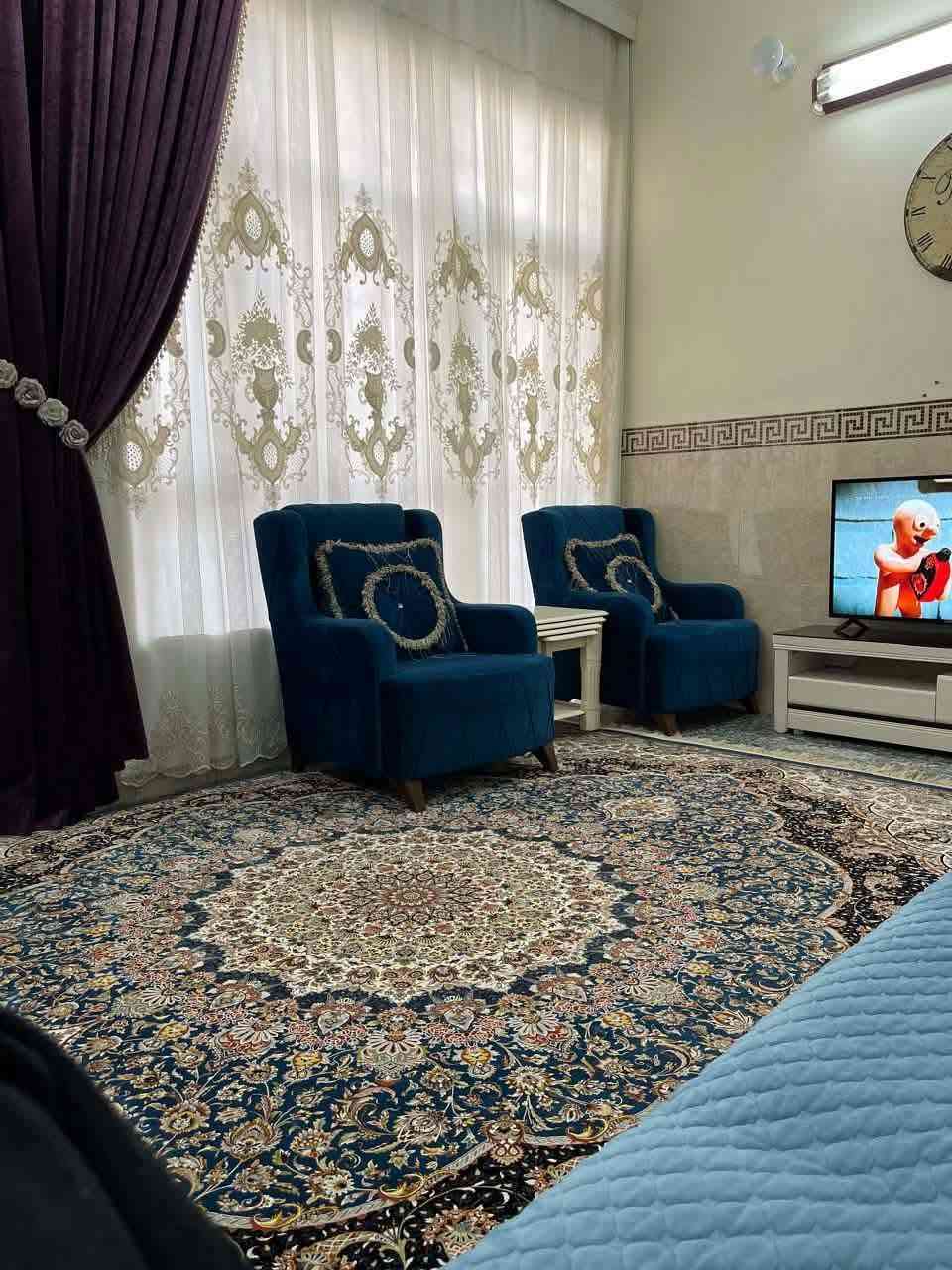 بيت بحي الجاير مقابل حي الشرطة ثالث بيت عن حولي 100طابق واحد 100متر  بظهر التجاري شارع مقرنص 7 متر والشارع نهايته مغلقه وعدد البيوت بالشارع تقريب 15 بيت مكان جدا مناسب للسكن او يصلح حسينه علما سعر المتر بظهر البيت 3 مليون 
السعر  185
***********
ابو ليان
