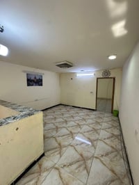 يوجد بيت مساحة 100 متر مؤثث أو فارغ حسب الطلب يحتوي على غرفة  وصالة  و...