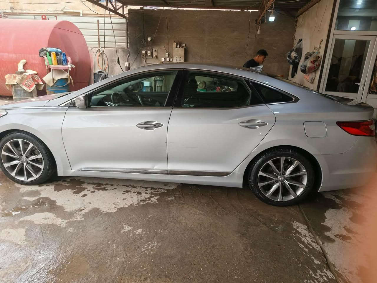 السلام عليكم للبيع هونداي ازيرا موديل 2015 وارد امريكي ضرر 3قطع صبغ سيارة ماشية 100الف سيارة كاملة مابيها اي نقص مكينة ٦سلندر السعر 110وبيها مجال مكاني حلة مركز للاستفسار ***********
