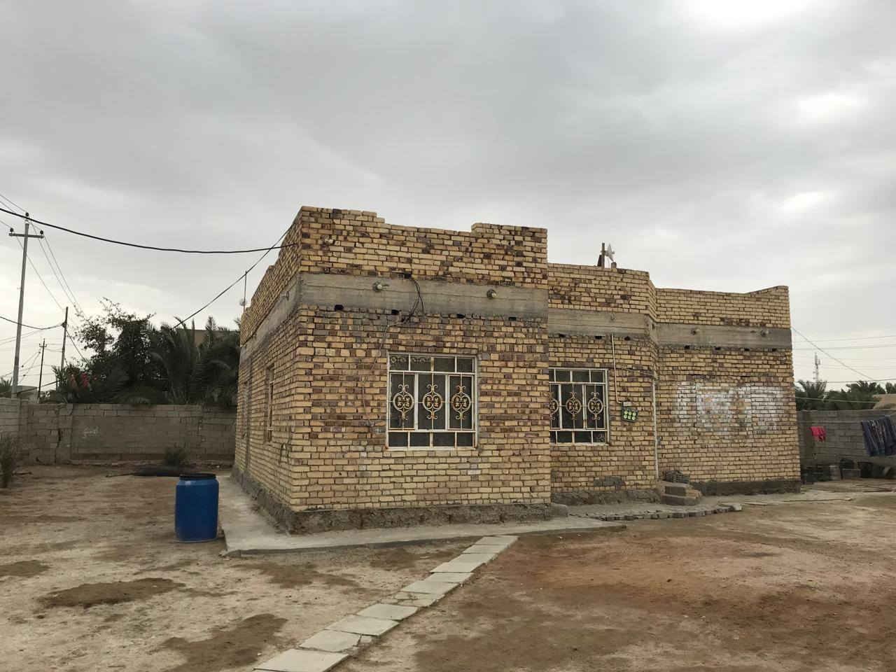 # بيت الزراعي _بالمنطقة ال حله بالوركاء - خلف الاتحاد 

                             رقم الإعلان: (3)

العقار : [ البيت مشمول بالتمليك الزراعي من قبل بلدية الوركاء]
نوع العقار : ملك زراعي 
جنس العقار : بيت الزراعي مع كافه الخدمات من ماء وكهرباء ومجاري تبليط ومقرنص مع طريق اكثر من ٨ متر. 
المساحه: ٦٢٥ متر 
تفاصيل البيت : غرفتين مساحة ٥× ٦ متر اضافه الى هول بمساحه ٤ والنص × ١٢ متر مع درج لف اضافه الى استقبال خارجي ٥× ٦ متر  اضافه الى مطبخ بمساحه ٤×٤ متر اضافه الى صيحات خارجية كما هو واضح في الصور كذلك يوجد عدد من نخيل بجوده جيد جداً. 
ملاحظه/ البيت محتاج فقط صبغ والأراضيه ويكمل 

يمكنكم التواصل معنا واستقبال عروضكم العقارية 
عبر الأرقام التالية:
📞 الرقم الأول: [***********]
📞 الرقم الثاني: [***********]

📞 للاستفسار اكثر- يرجى زيارة - مكتب الميراث للعقارات 
📍 عنوان المكتب: المثنى - قضاء الوركاء - بدايه حي الزهراء
