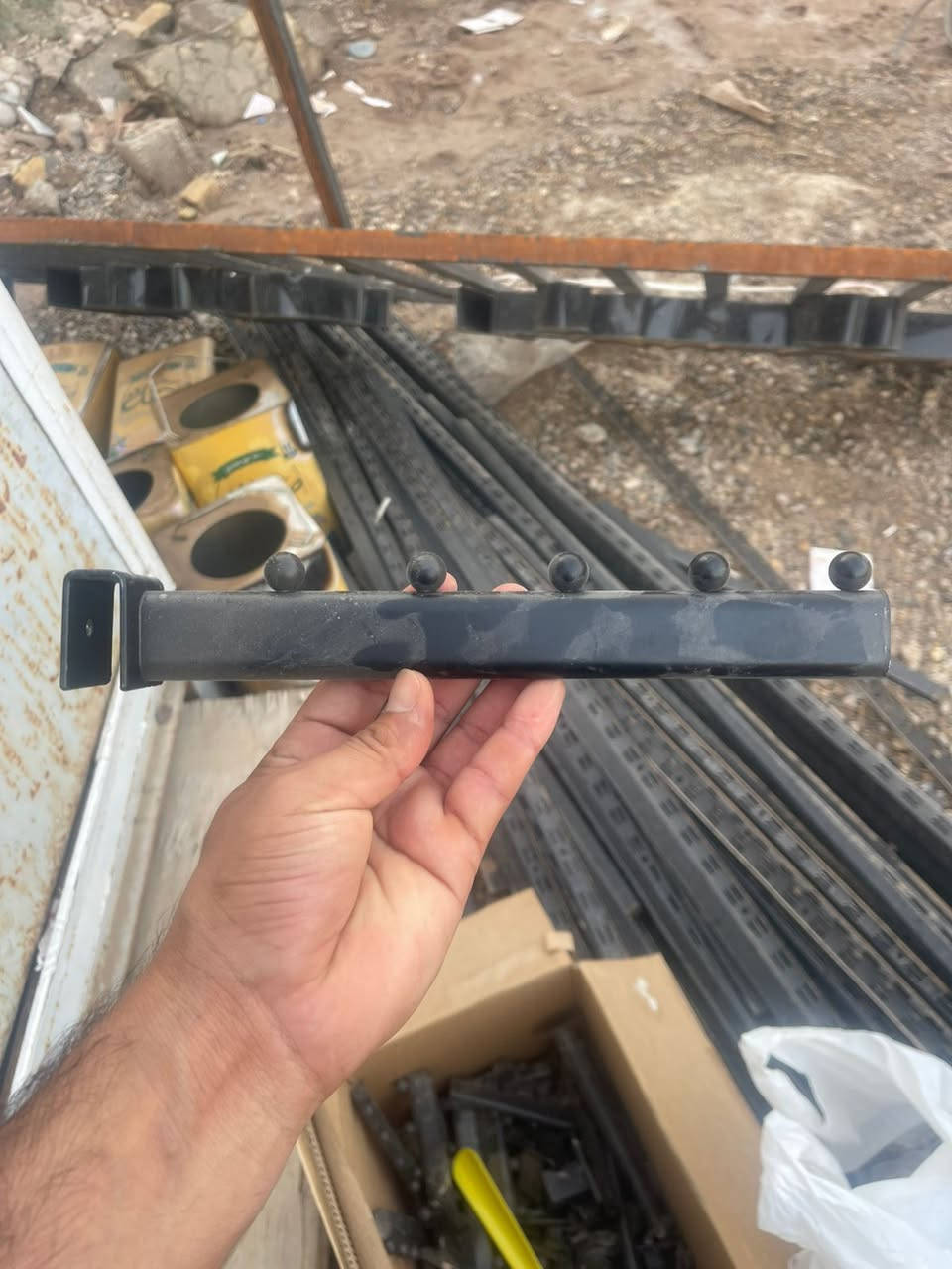 سلام عليكم رفوف مال ملابس للبيع عنوان ديالى جديدة شط ***********
