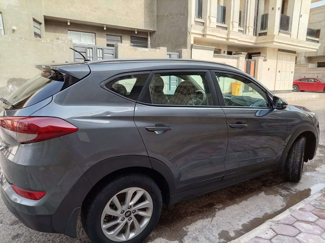 السلام عليكم توسان موديل ٢٠١٨ خليجي بيها رشات الكويت سونارها منشور مع الصور رقم واسط الجديد باسمي ماشيه ٢٠٥ السياره جدا نظيفه مكينه ٢٠٠٠ دوش تبريد قطعتين مري شفط تحكم استيرن لد نهاري ولد ليلي  حساس خلفي تخم تاير جديد سويجاتها ٢ البلاديه  ارضيه مغلفه جلد السياره بالكوت مركز المدينه السعر المطلوب ١٥٩$ ***********
