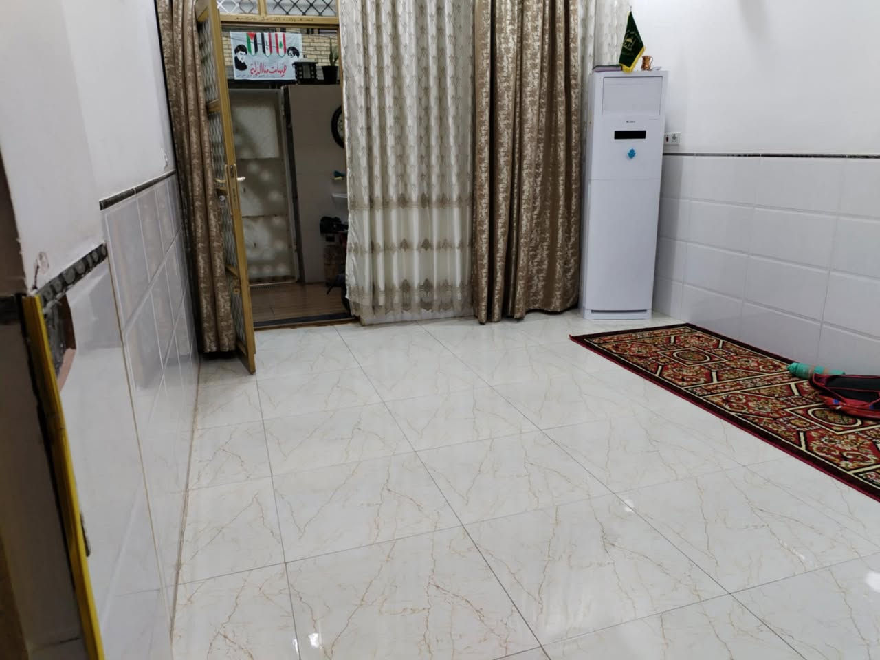 بيت للبيع

100 متر 

واجهة 5 

النزال 20

🔴الطابق الاول : مدخلين يحتوي على ممر و استقبال و ساحة درج وغرفة نوم  و منور  وحمام وتواليت بالكراج 

🔴الطابق الثاني: يحتوي على 2 غرف  كبار و صاله 

و حمام 

🔴و الطابق الثالث غرفه جبيره وحمام وصاله وسطح

البيت بناء جديد كامل مكمل

العنوان الامين الثانيه قرب شبكة الكهرباء الثانيه خلف مطعم الجوعان بالضبط

للتواصل ***********
