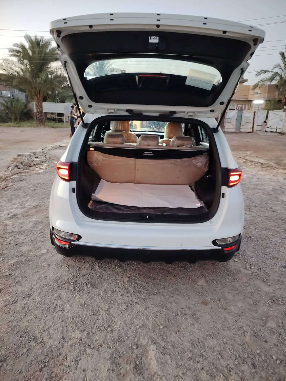 السلام عليكم 
سبورتج خليجي 2021 (رقم بغداد دولي)  
المواصفات:
اشاير بالمري 
مرايات كهرباء
قطعتين تبريد
حساس خلفي
تحكم ستيرن 
كامره دوار. 
ومواصفات الخليجي معروفه 
السياره ماشيه (75الف)
السياره باسمي تحويل ثاني يوم
هزه والسنويه لل2031
السياره كفاله عامه ما عدا بارد كما موضح بالصوره.
السعر (210) وبيهه مجال
مكان السياره بغداد .
متواجد فقط على الخط{***********}
                               {***********}
