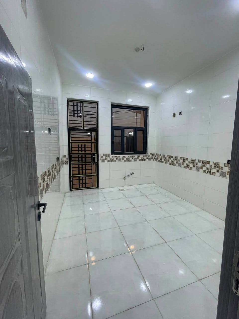🔥بيت للبيع بناء حديث ممسكون 🔥
🔹المساحه 136م الواجهه 8م 🔹
🔹يحتوي على غرفه ومطبخ واستقبال كبير وصاله ومناور عدد2
🔹ومجموعه صحيه داخليه وخارجيه
🔹وتوفر في المجمع كافه الخدمات ماء كهرباء تبليط أناره ليليه 🔹ومولده شارع ايضا 
♦️العنوان طريق الحمزه خلف المعسكر مقابل مجمع السلام
♦️بسعر مناسب جدا 
♦️للاستفسار ***********
🔥بسعر 65مليون فقط 🔥

