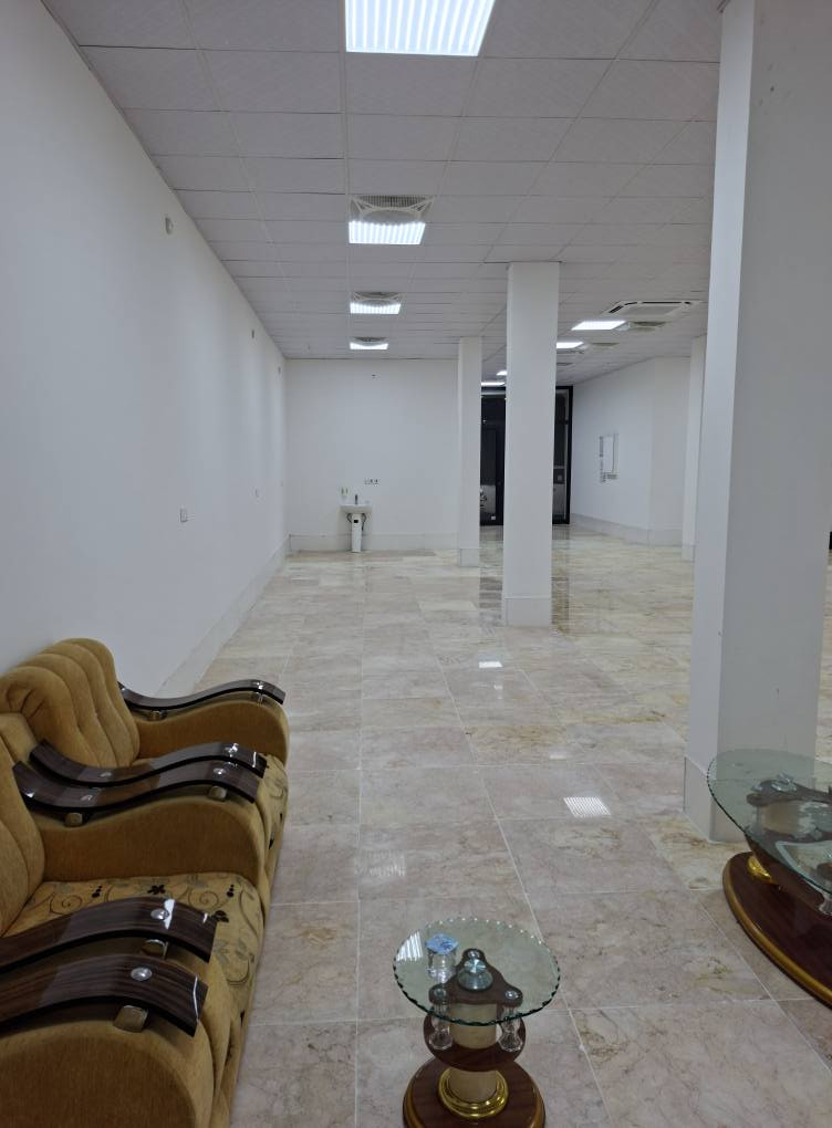 🏢 قاعة تجارية فاخرة للإيجار في البصرة (طابق أرضي - زيرو) 🏢
​المميزات الأساسية:
​📍 الموقع: البصرة - مقابل حديقة ياسين خريبط مباشرةً (موقع إستراتيجي، تجاري، وحيوي جداً).
​📐 المساحة: 160 متر مربع (قاعة واسعة ومفتوحة بتصميم ممتاز).
​🧱 الطابق: (طابق أرضي) يسهل عملية الدخول والخروج ومثالي لخدمة المراجعين والزبائن.
​✨ بناية جديدة بالكامل: القاعة لم تُستأجر أو تُسكن من قبل (جاهزة للاستلام الأول بنظافتها الكاملة).
​المواصفات والخدمات الداخلية:
​الأرضية: مرمر درجة أولى بتشطيب راقٍ ونظيف يعكس الإضاءة بشكل جمالي ومميز.
​التكييف والإنارة: مجهزة بالكامل بمنظومة تكييف مركزي حديثة (سقفي) تغطي كامل المساحة، مع ديكورات سقف ثانوية وإنارة متكاملة.
​المرافق الصحية: تحتوي القاعة على مغسلة خارجية مرتبة + تواليت (مجموعة صحية متكاملة وجاهزة للاستخدام).
​ملاحظة هامة (نوع الإيجار المستهدف):
​القاعة معروضة للإيجار للشركات الاستثمارية، المكاتب التجارية، الوكالات، أو المراكز الطبية والتخصصية او مراكز تسويقي وغيرها 
(نعتذر عن تأجيرها للمطاعم، والكوفيات،
​📞 للمعاينة والاستفسار، يرجى المراسلة على الخاص أو الاتصال *********** البصرة, العراق
