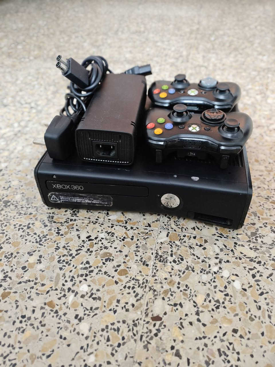 اكس بوكس 360 سليم للبيع 
مواصفات الجهاز 
هارد 250 
العاب 120 لعبه  فوق 
يدتين بلوتوث 
جهاز نظيف شرط 
السعر 95 الف
هدا ***********
