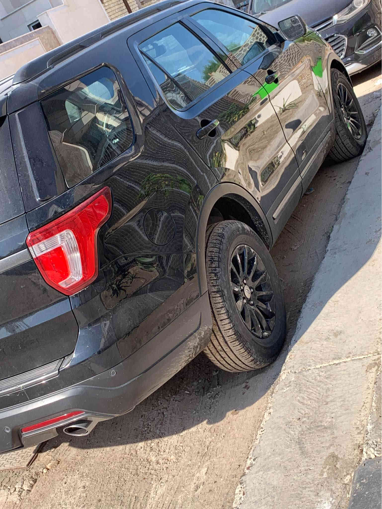 السلام عليكم 

فورد اكسبلور موديل 2018 فئة XlT 

حادثها بنيد وچاملغ خفيف  

بيها 3قطع صبغ 

بچم 20 دعامية وغراضها وشباچ
ماشيه 112الف 

3قطع تبريد بارد ثلج وحار كامل 

كراسي VIP مفصوله متحركه 

صندوك كهرباء بصمة تشغيل بصمة أبواب تشغيل عن بعد صندوك عن بعد 

محرك 3500CC شرط هو والكير

حساسات امامي خلفي 
تخم تاير نضيف 
اشاير بل مري 
زراك كامره خلفيه 
تحكمات ستيرن كامله 
شاشه چبيره وتدعم ابل كار بلي 
تدفئة ستيرن
كراسي كهرباء 
سونارها موجود جديد 
رقمها اربيل الدولي الجديد 
سنويه لل29 هزه لل26
مري كهرباء
مكفولة كير محرك كهربائيات 
ميزانيه وبلنص وصدر امامي خلفي 

مكاني /بغداد حي دراغ 
للاستفسار /*********** 
السعر /175 وبيها مجال بغداد
