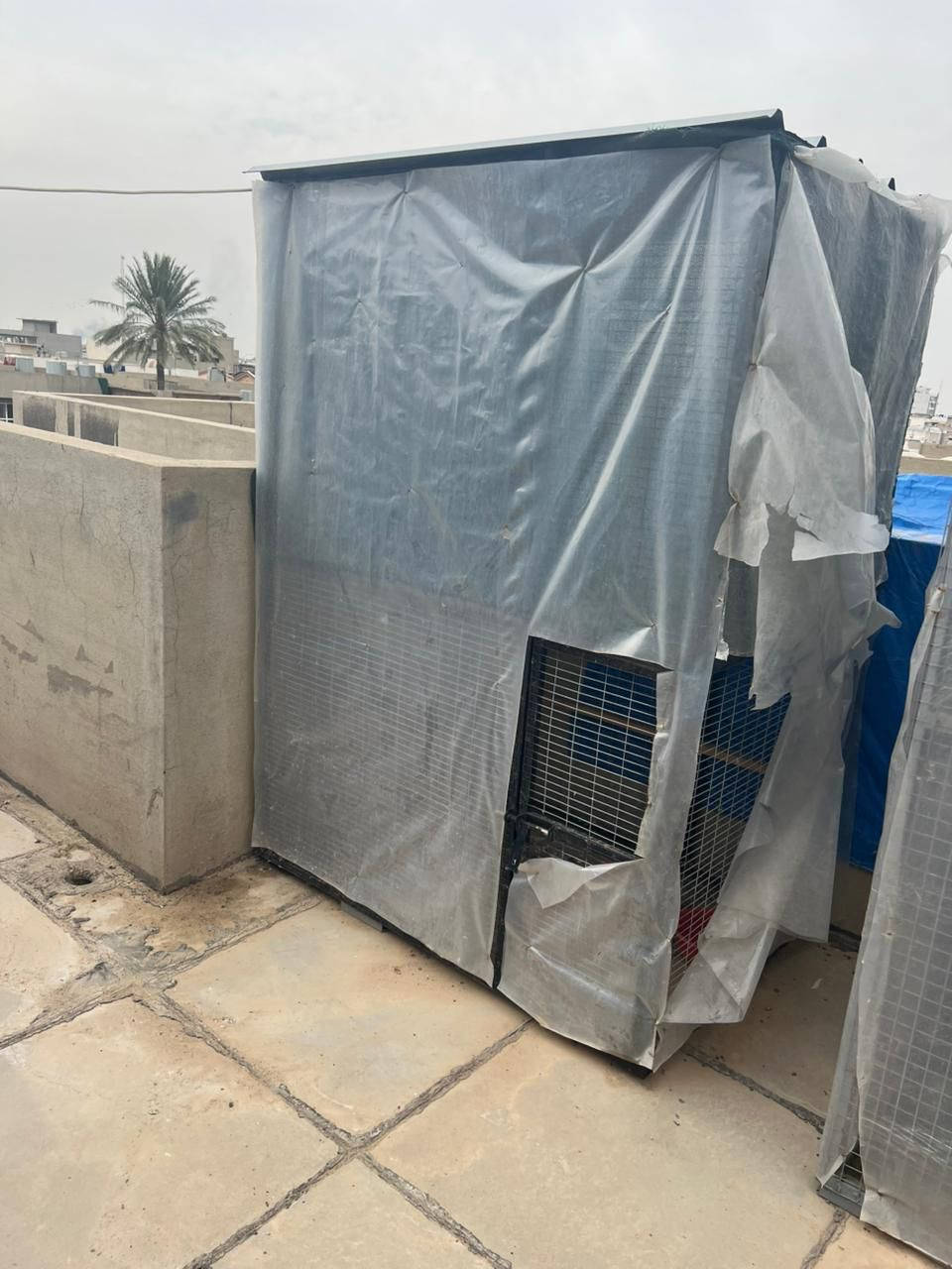 سلام عليكم قفص للبيع سعر 100مع مجال قليل قياسات مترين ارتفاع مع متر ونص عرض مع متر مكان حي واسطي تواصل ***********
