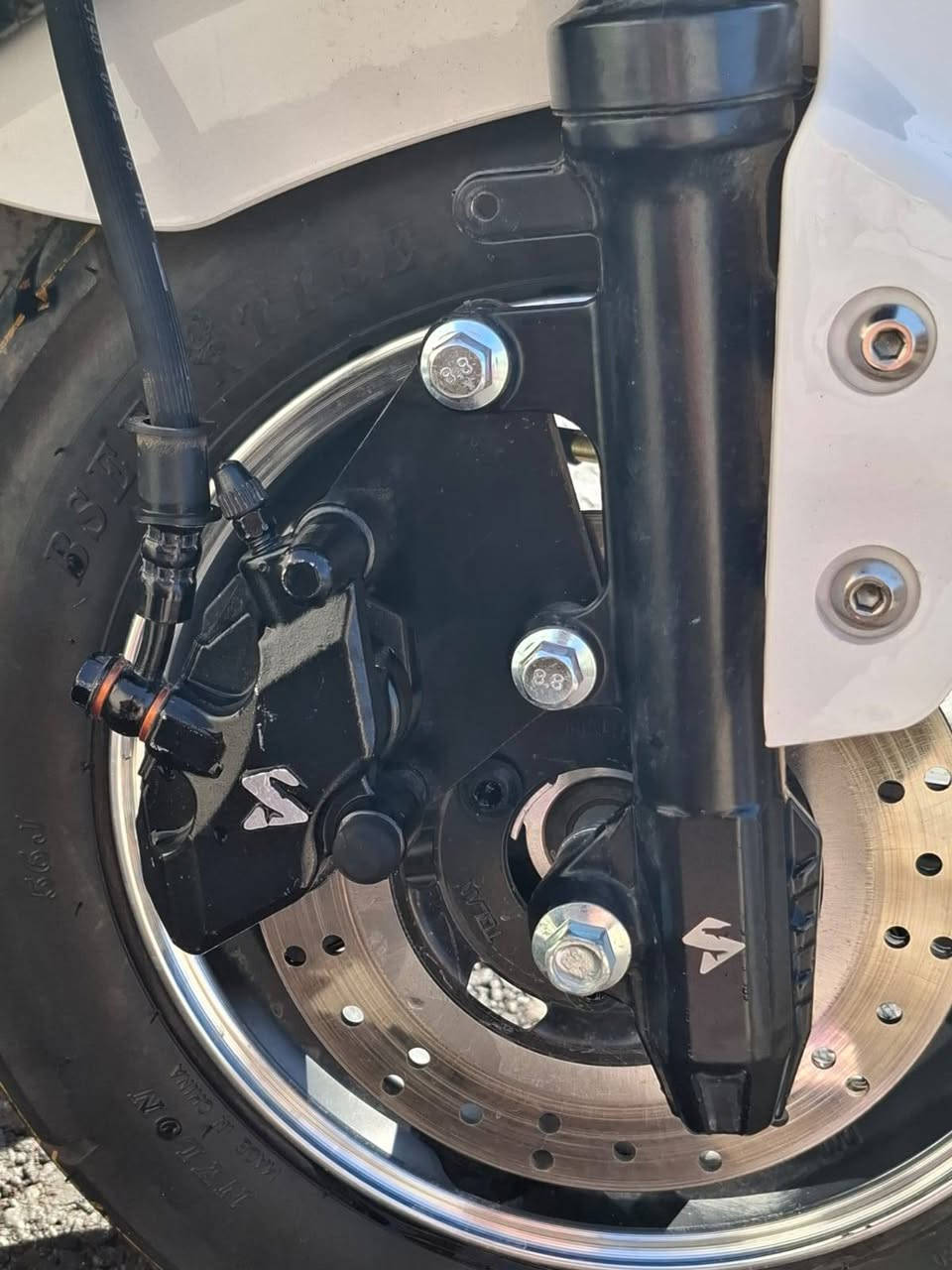 السلام عليكم
دراجه شحن نوع سكنس ASK للبيع
دراجه نظيفه اقل من الشهرين صارلها
الملف 2000 واط حقيقي السرعه 65 حقيقي ! 6 بطاريات مسطره نوع البطاريات ولي
لايت عالي ناصي رماش ؛بريكات امامي وخلفي هايدروليك دسك بريك اشاره يمنه اشاره يسره .بيها مساحه تخزين كبيرة شاحنة اصليه 32 واط
الاستفسار على هذا الرقم *********** العنوان بغداد حي الجهاد
