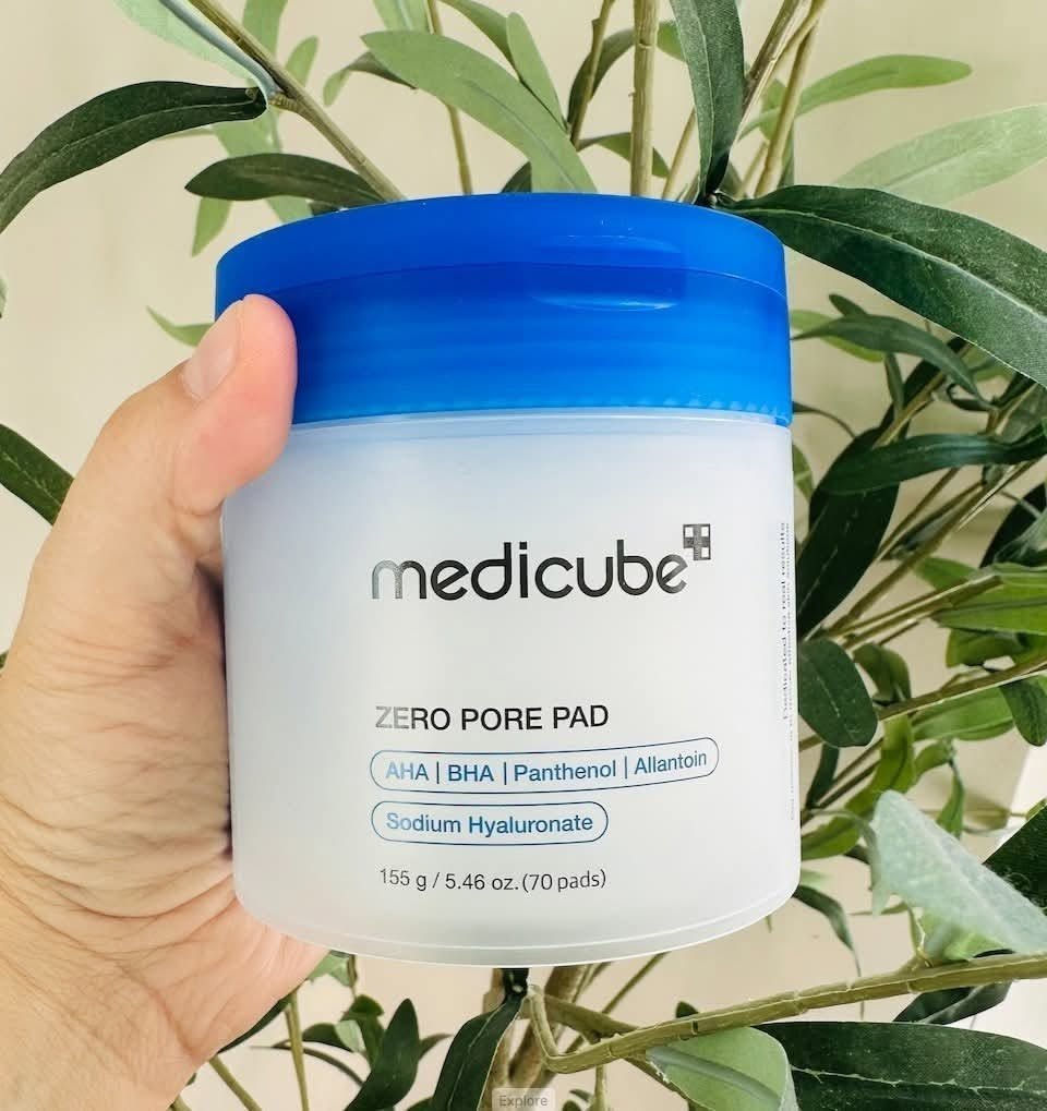 ⁨ Medicube Zero Pore Pad
بادز تونر مقشرة بتركيبة فعالة تحتوي على AHA + BHA + Panthenol + Allantoin + Sodium Hyaluronate، مصممة لـ تنظيف المسام، تقشير البشرة، وتهدئتها في خطوة واحدة.

🧼 تنقية وتقشير المسام (AHA + BHA)
• تزيل الخلايا الميتة بلطف
• تنظف المسام بعمق
• تساعد على تقليل الرؤوس السوداء

💧 ترطيب وتوازن (Hyaluronate)
• يمنح ترطيب خفيف ومريح
• يحافظ على توازن البشرة
• يمنع الجفاف بعد التقشير

🌿 تهدئة البشرة (Panthenol + Allantoin)
• يقلل الاحمرار والتهيج
• مناسب للبشرة الحساسة
• يمنح إحساس مهدئ ومنعش

✨ تحسين ملمس البشرة
• ينعم سطح البشرة
• يقلل مظهر المسام
• يمنح بشرة أكثر صفاء

🫧 استخدام سهل وسريع
• Pads جاهزة للاستخدام
• مناسبة للروتين اليومي
• مثالية للعناية السريعة بالبشرة

✔️ تقشير + تنظيف
✔️ ترطيب وتهدئة
✔️ بشرة ناعمة وصافية

متوفر الاصلي والكوبي


**إذا كنت صاحب هذا الإعلان وتريد حذفه لأي سبب، رجاءا أرسل رسالة إلى الدعم الفني**