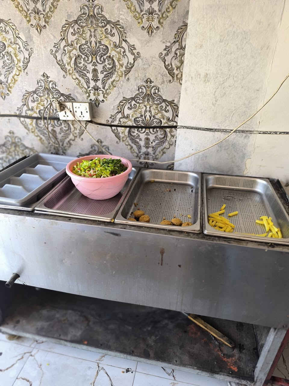السلام عليكم
غراض مطعم كامله للبيع 
شواية دجاج استل استيل+ كابسة صاج+ قلايه بركر+ قلاية فنكر عل غاز+دكت وساحبه+ ثلاجه كبيره+ مثرامه كبيره +حمايه اكل عدد 2
جام خانه + كبنك
مكاني بغداد الدوره
 *********** واتساب
