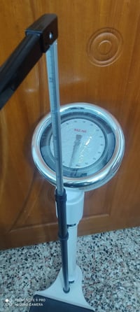 ميزان وزن وطول ميكانيكي للبيع مستخدم شهر واحد نظيف جدا يتحمل 160 كيلو ...