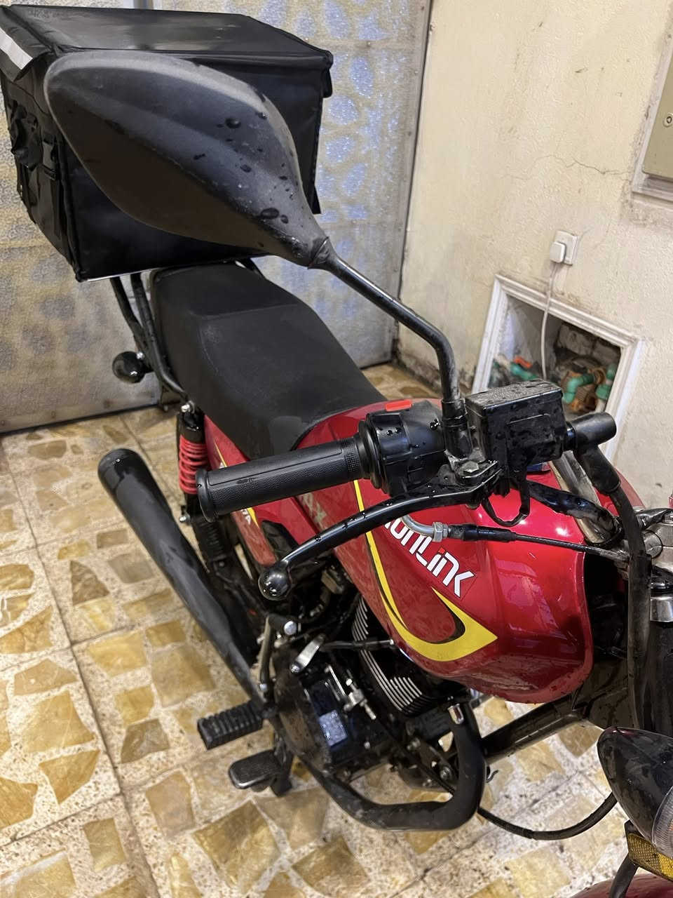 سلام عليكم دراجة سون لنك للبيع مكينة 200CC دشبول الكتروني مواصفات ماشية 1500 قبل شهر منزلها زيرو بعد بيها ضمان 5 اشهر ع المكينة من الشركة ما ناقصها اي شي جيب فيتر وتعال اذا ناقصة شي اخذها و روح ابيعها جاهزة ما اخذ منها شي ، مكاني بغداد الصليخ شارع 600 ، السعر مليون 
***********
