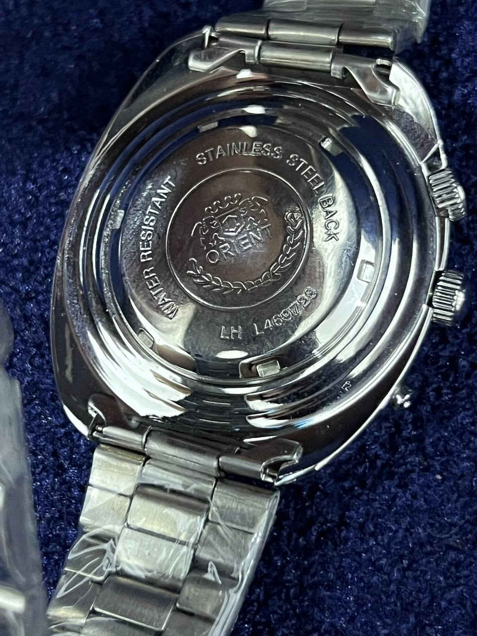 اخوان عندي هاي الساعه جديده بالباكيت اللي يردها يكتب سعر واعلى سعر ابيع  واتس اب ***********
هاي مواصفاتها اخوان 
️ مواصفات ساعة Orient Crystal (أصلية)

🔧 الحركة
 • نوع الحركة: أوتوماتيك (Automatic)
→ لا تحتاج بطارية، تعمل بحركة المعصم
 • عدد الأحجار (Jewels): 21 Jewels
→ يساعد على دقة الحركة وطول عمرها
 • من تصنيع: حركة يابانية أصلية (Japan Movt)

⸻

📏 التصميم
 • شكل الميناء: دائري
 • لون الميناء: أبيض / عتيق 
 • الساعة الأمامية: زجاج معدني أو كريستال مقاوم للخدش
 • الإطار (Bezel): معدني، 
 • القرص: بسيط وواضح مع علامات ساعات

⸻

📅 الوظائف
 • عرض الوقت: الساعات – الدقائق – الثواني
 • عرض التاريخ: نعم (يوم/تاريخ)
 • كورونا/بدالات جانبية: 2 (واحدة لضبط الوقت، واحدة للإطار الداخلي إن درجت)

⸻

🛡️ المتانة
 • هيكل الساعة: ستانلس ستيل (Steel)
 • مقاومة الماء: عادة 30–50 متر
→ مناسبة للغسيل الخفيف، ليست للسباحة أو الغوص

⸻

🔗 السوار
 • النوع: سوار ستانلس ستيل
 • الإغلاق: مشبك معدني

⸻

📌 نقاط تميز

✔️ حركة يابانية أوتوماتيك أصلية
✔️ تصميم كلاسيكي – يليق مع اللبس اليومي والرسمية
✔️ دون بطارية (تعمل بتحريك المعصم)
✔️ اسم Crystal معروف في سوق الساعات
