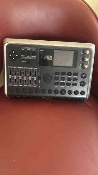 سلام عليكم عندي هذا درامز للبيع نظيف جدآ وشغال وصواته كلش حلوه سعرة 600  الف الشراي يتصل على هذا رقمي  *********** بغداد
