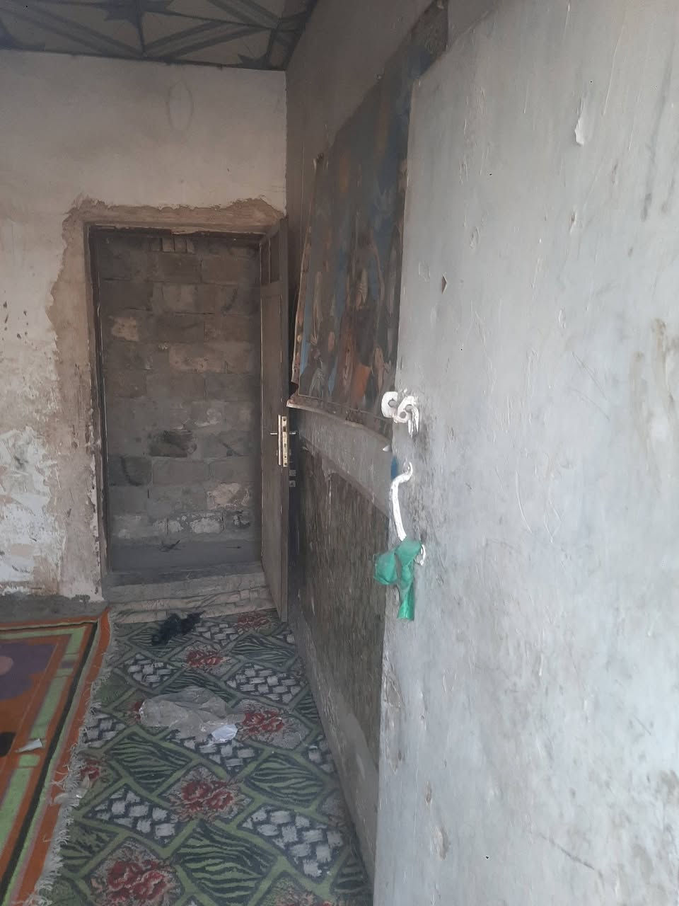 سلام عليكم بيت تجاوز 100 متر مربع السعر 6 وبي مجال. مكان جكوك الدبخاين. رقم الهاتف ***********
