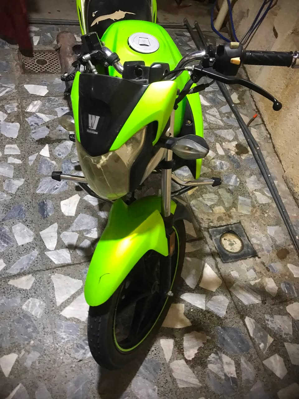 هاوجي للبيع نضيف بس يرادله شويه تعديلات 2020 موديله رقم وسنويه السعر 12$ بيه مجال شوي اتصل هناه***********
