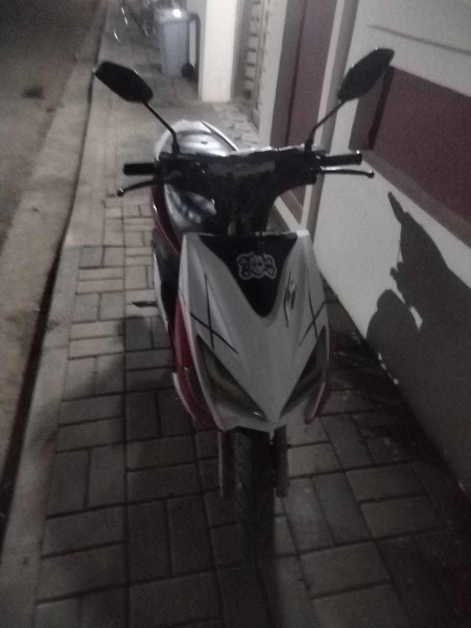 السلام عليكم دراجه للبيع بالرمادي شارع 40 ملعب الصوفيه السعر 185 واللي يريد يتصل على هذا الرقم *********** اذا كم راس الرابس
