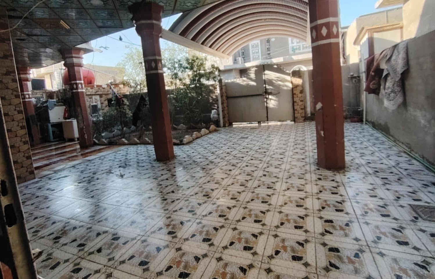 السلام عليكم دار للبيع المساحه 300 متر بدايه الشارع علي قماره مقابيل اسواق علي لبي خدمات كامل الاستفسار على الارقام التاليه ***********
