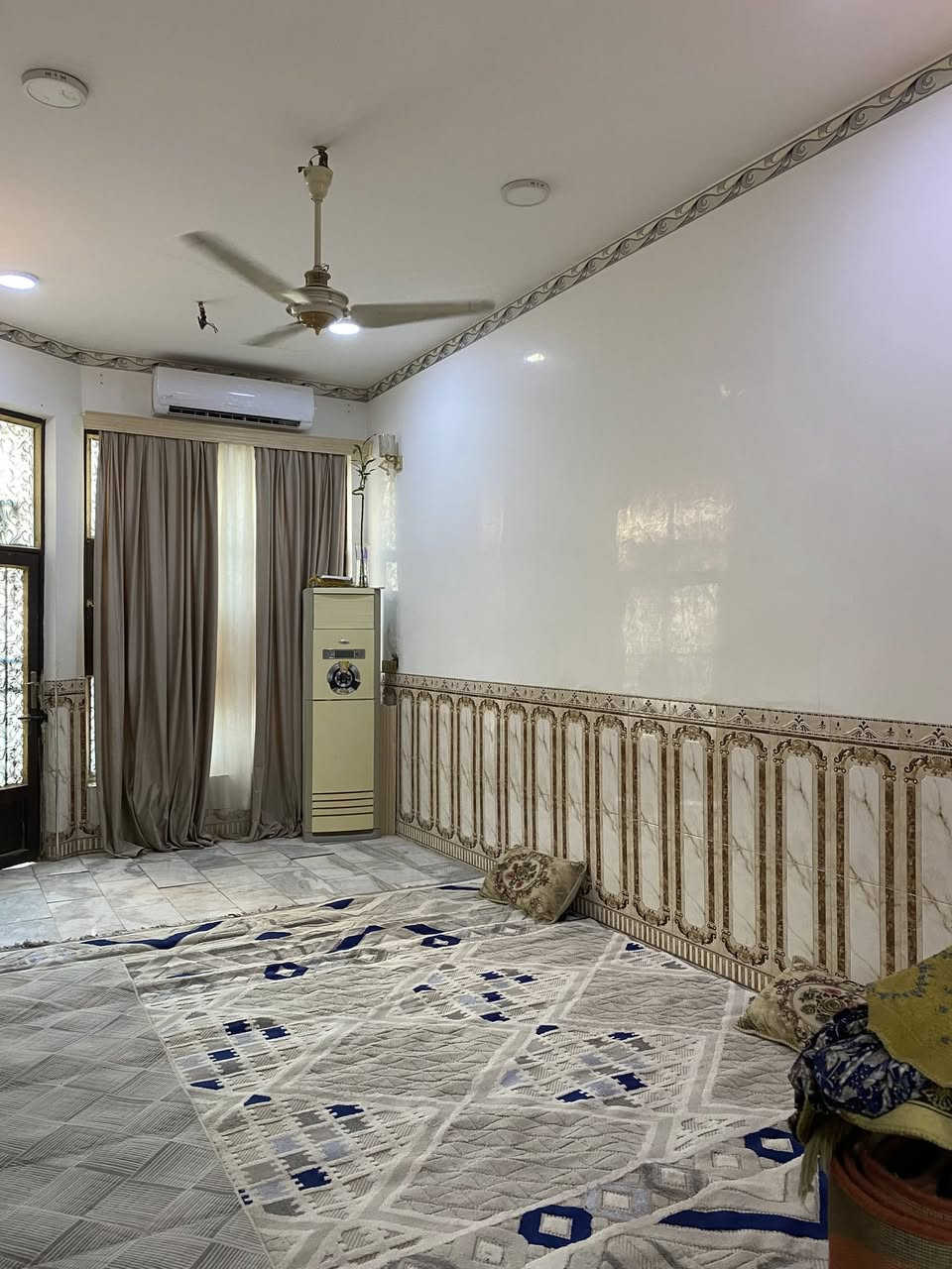 السلام عليكم بيت للبيع في حي الزهور المساحة ١٥٠م طابو صرف حر غير مطلوب طابقين   كونكريت الواجه ٦وربع النزال ٢٧م غرفه وصاله ومطبخ واستقبال الطابق الثاني سطح اول غرفه وصاله وحمام لاستفسار ***********
***********
