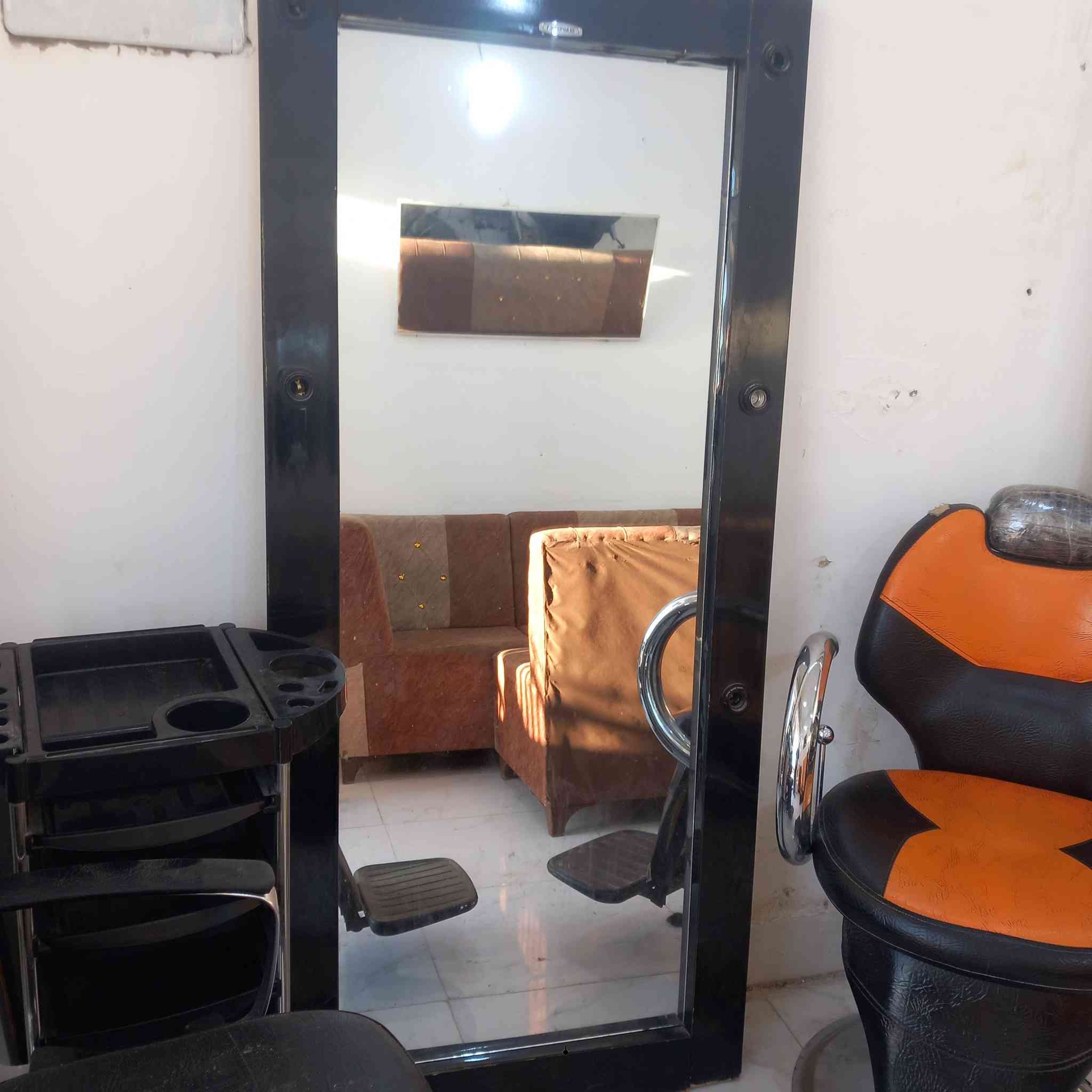 غراض صالونه للبيع كراسي ٢
عربانه ١
امرايه ٢
رفوف ٢ اي استفسار مراسله خاااص


**إذا كنت صاحب هذا الإعلان وتريد حذفه لأي سبب، رجاءا أرسل رسالة إلى الدعم الفني**