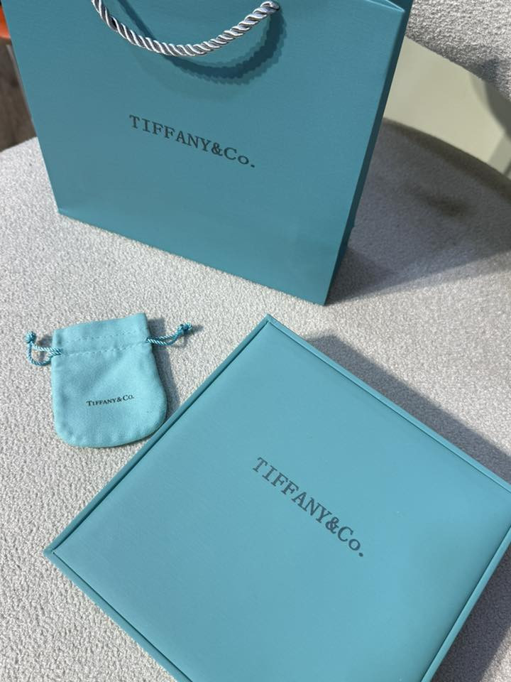 سيت ماركة Tiffany امزون مع  العلبة
يوجد توصيل كافة محافظات العراق


**إذا كنت صاحب هذا الإعلان وتريد حذفه لأي سبب، رجاءا أرسل رسالة إلى الدعم الفني**