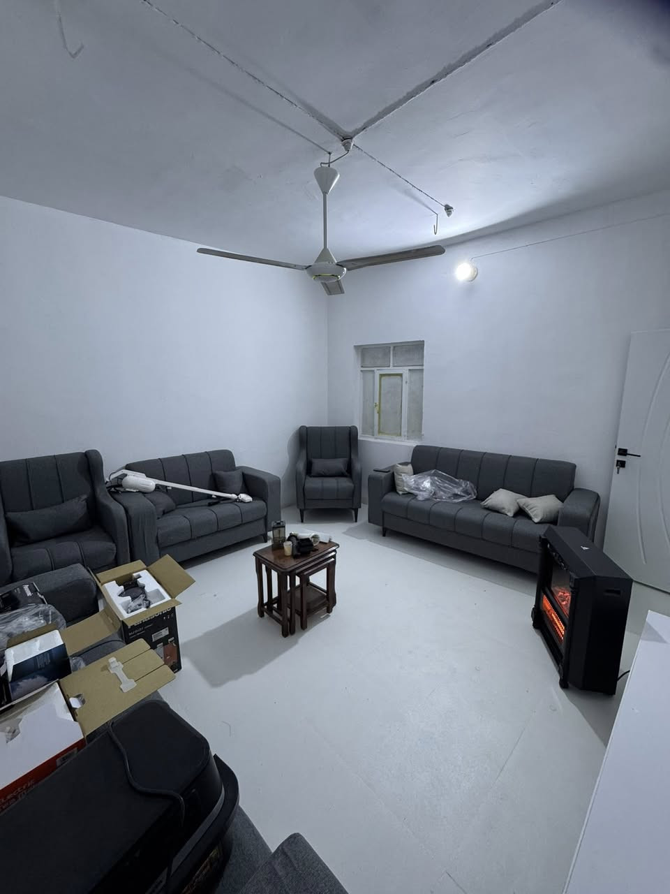 السلام عليكم
دار للبيع مساحه 50 م 
حي الشاوي / قرب غرفه التجاره 
طابو زراعي سند 25 
تبليط ماء كهرباء مجاري 
البيت طابقين يحتوي عل 
صاله 
كليدور
مطبخ
مجمع صحيات غربي
2 غرف 
للاستفسار الاتصال عل رقم
***********
