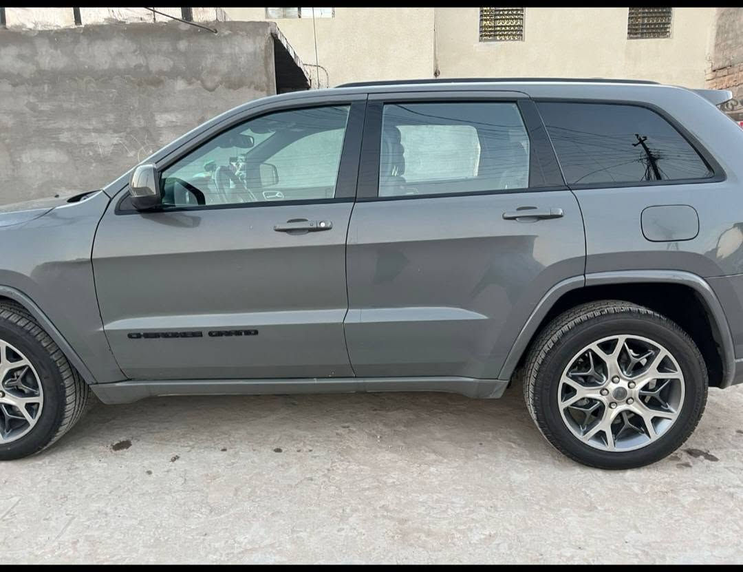 جيب شيروكي لون اسمنتي موديل 20 
بصرة فول مواصفات 
فتحه توقف ذاتي صندوك كهراء 
وارد امريكي 
ضربته بالجاملق الخلفي 
السيارة جاهزه من كلشي 
السعر 195 وبيه مجال***********
