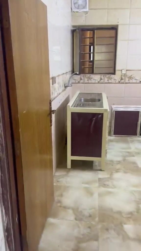 سلام عليكم
شقة طابق ارضي طلاب فقط🙋🏻‍♂️
📍منصور - حي دراغ - 5 دقايق مشي تبعد عن جامعة التراث 
التفاصيل داخل الفديو 
للتواصل واتساب ***********
