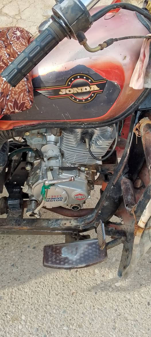 السلام عليكم ستوته للبيع موديل 14 مكينه 23نضيفه نضيفه جدا مكاني بلدروز تايرات انضاف  محرك نضيف نقص كهربائيات فقط 
خاص مفتوح ويدلل علينه رقم الهاتف ***********سعرهه٩٠٠ وبيها مجال حك الجيه
ترهم مراوس بم الطير
