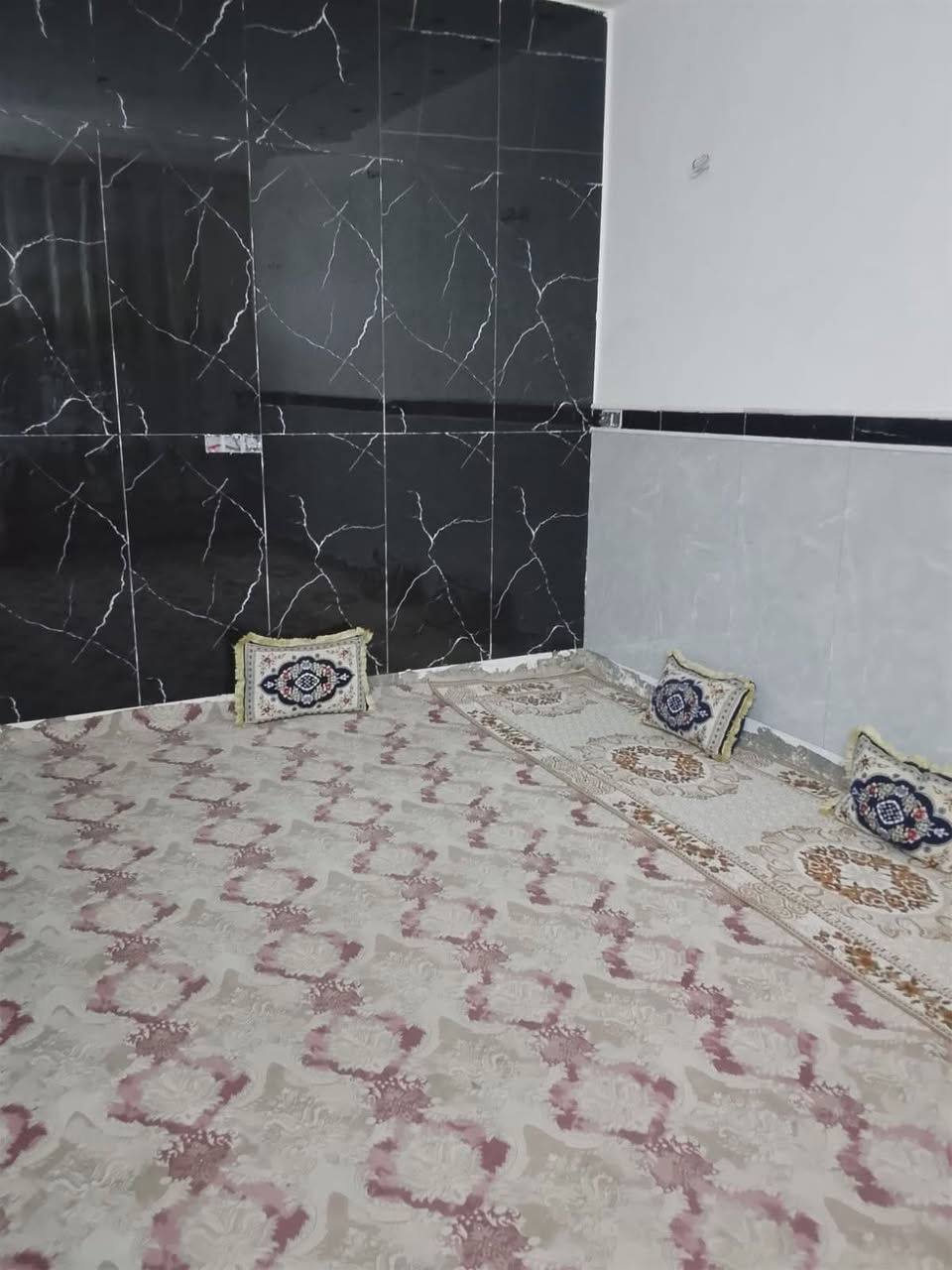 دار للبيع ، بناء حديث 2026 
المساحة 144 متر 
الطابق الاول ( استقبال + صالة + 2 غرف نوم + 2 مناور ) 
الطابق الثاني ( صالة + 4 غرف نوم ) 
الصحيات 4 
البيت نقص كاشي و شتايكر ومحجر 
الموقع : قطاع 15 ع شارع الفلاح 
للاستفسار *********** اتصال او واتساب
