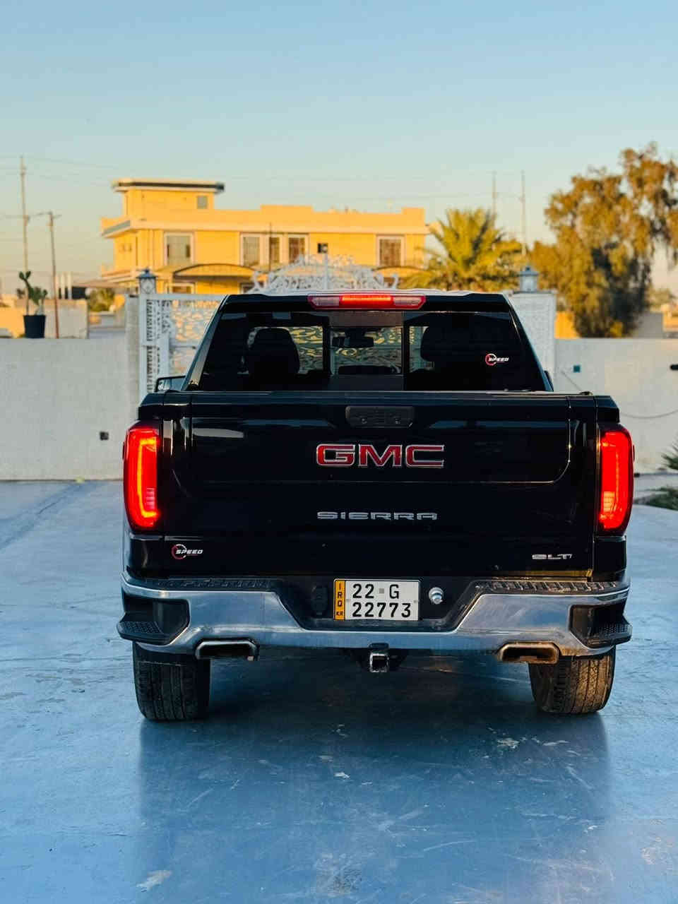 االسلام عليكم 
للبيع جمسي سيرا رقم شمالي بأسمي 
موديل :2021
المواصفات 
تشغيل عن بعد 
تحكم ستيرن جهتين 
كروز سرعة 
شاشة 
كاميرا 
هوك سحب 
تو ويل 
باب طويله 
بدي قصير 
رادارات 
سستم صوت سماعات 
مري شفط كهرباء 
اناره داخليه LED 
مكينة 8 سلندر 
 5300
كشنات جلد 
كشنات كهرباء 
كشنات تدفئه + تبريد 
داخل اسود 
ذاكره خزن ميموري 
حساسات امامية + خلفيه 
لايت زنون 
لد امامي 
بلوجكتور لد 
بك لايت لد 
اشاير بالمري 
دوسات 
نيكلات 
حادث السيارة جاملق جهة السايق والباب مالت السايق بجم كبس بلادي
مكان السيارة بغداد
السيارة جاهزه من كلشي بدون اي نقص
السعر250 وبيهة مجال 
رقم الهاتف (***********)
