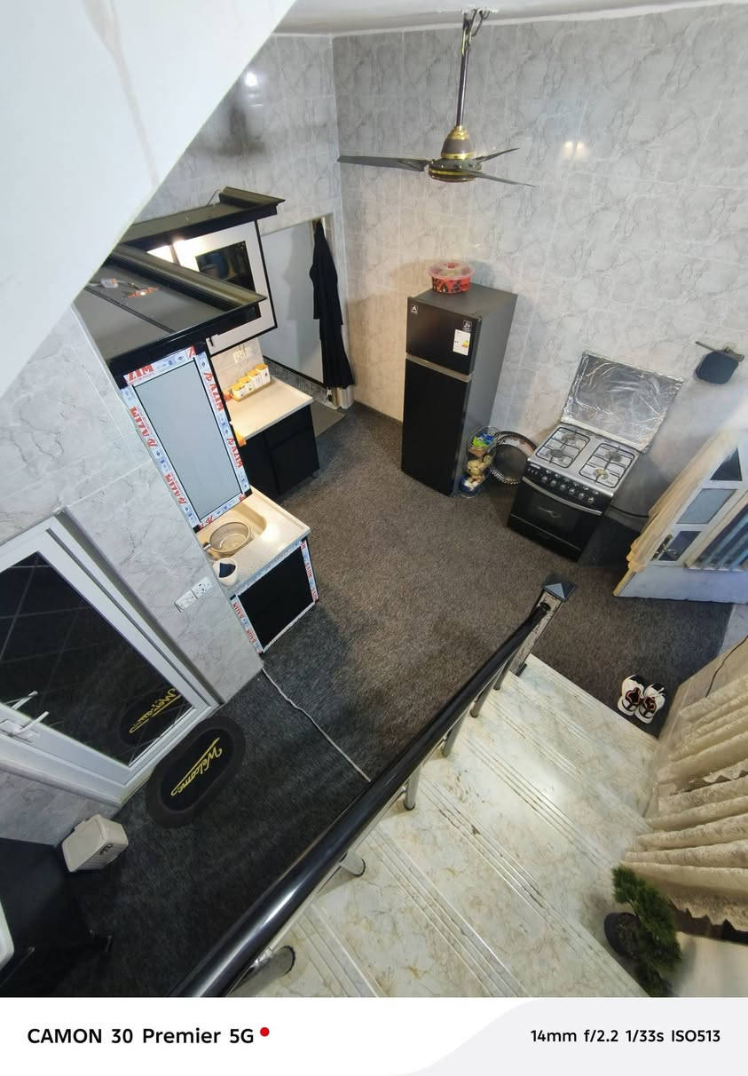 يالله يوجد بيت مساحه 50 متر اللبيع طابقين  يتكون غرفتين وصاله ومطبخ وخدمات زيرو  وطرمه طابو صرف موقع الدوره الرواد مقابيل مدرسه ذات النطاقين السعر150 وبي مجال قليل الاستفسار ***********
