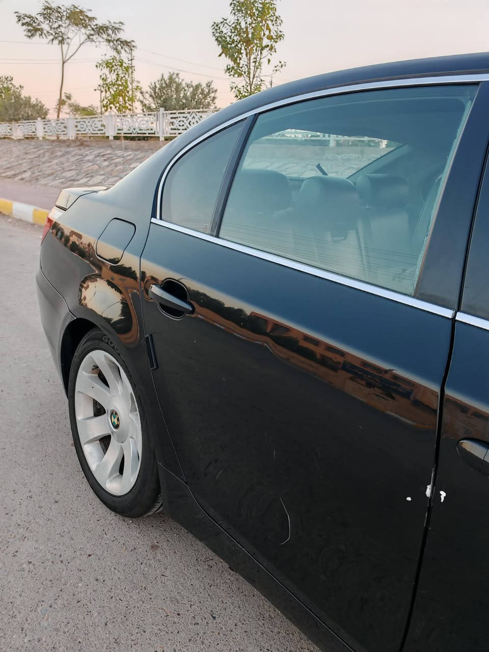 للبيع BMW 525i موديل 2005 (E60) — 
بسعر تنافسي جدًا لأن البيع لغرض السفر.

🧾 السيارة باسمي وما عليها أي مشاكل مرورية
⏳ عندي السيارة من 13 سنة (يعني أعرفها شبر شبر ومُحافظ عليها)
✅ النظافة والحالة
بدون حادث
بدون صبغ نهائيًا ما عدا الدعامية الأمامية والخلفية
داخل جلد أسود بحالة ممتازة
تبريد ممتاز (ماكو مشاكل حرارة)
⭐ المواصفات
iDrive شاشة أصلية مع ماوس + نظام صوت هارمن كاردن الأصلي
لايت زينون بلادي
حساسات أمامية وخلفية
مثبّت سرعة
بلادي ويل 18
قير أوتوماتيك مع وضعيات القيادة (D / S) “عادي + رياضي”
⚠️ ملاحظات بشفافية (حتى تكون الصورة واضحة) — والسعر محسوب عليها
تسريب دهن من المحرك (تنقص دهن بسبب التسريب)
أحيانًا أثناء المشي يصير تذبذب/خربطة بالـ RPM
شخوط بسيطة بالكشر الخارجي تحتاج بوليش وترتيب
جوزة قفل باب السائق بيها خلل وتحتاج تبديل
مكينة جام باب الصدر لا تعمل
البردة الخلفية كهربائية لكنها تحتاج صيانة
الشاشة الوسطية أحيانًا مع الشمس تخربط وقد تحتاج تبديل
💰 السعر: 80 ورقة  
السيارة نظيفة ومواصفاتها كاملة عدا الفتحة… والملاحظات مذكورة بوضوح حتى يكون التعامل سريع وواضح للجادين.                                                                                           
📍 الموقع: الأنبار – الرمادي
📌 الممشى: 250 ألف كم
📞 للتواصل: ***********
