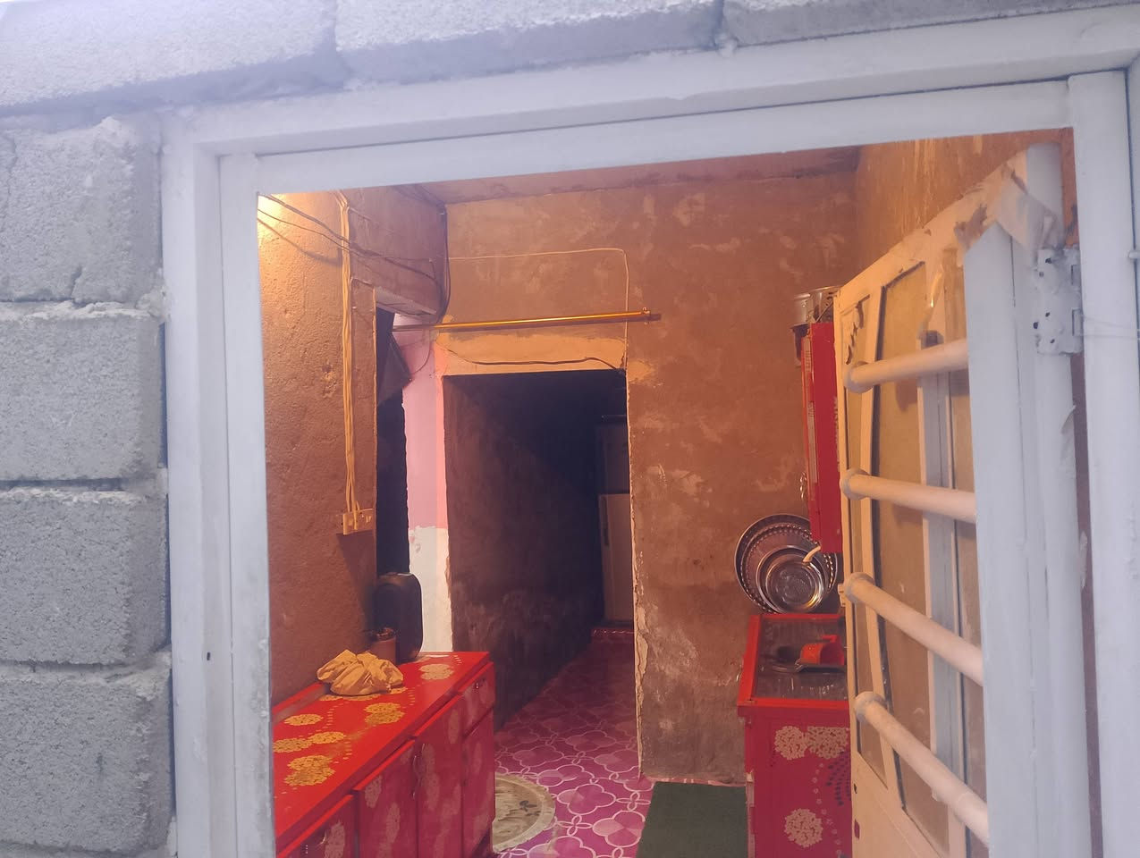 السلام عليكم بدي بيت مساحه 110 منطقه البلديات المعسكر قرب صوره السيد بيت بناء بلوك ابيع بشعر قاع واجهه سته في 20***********
