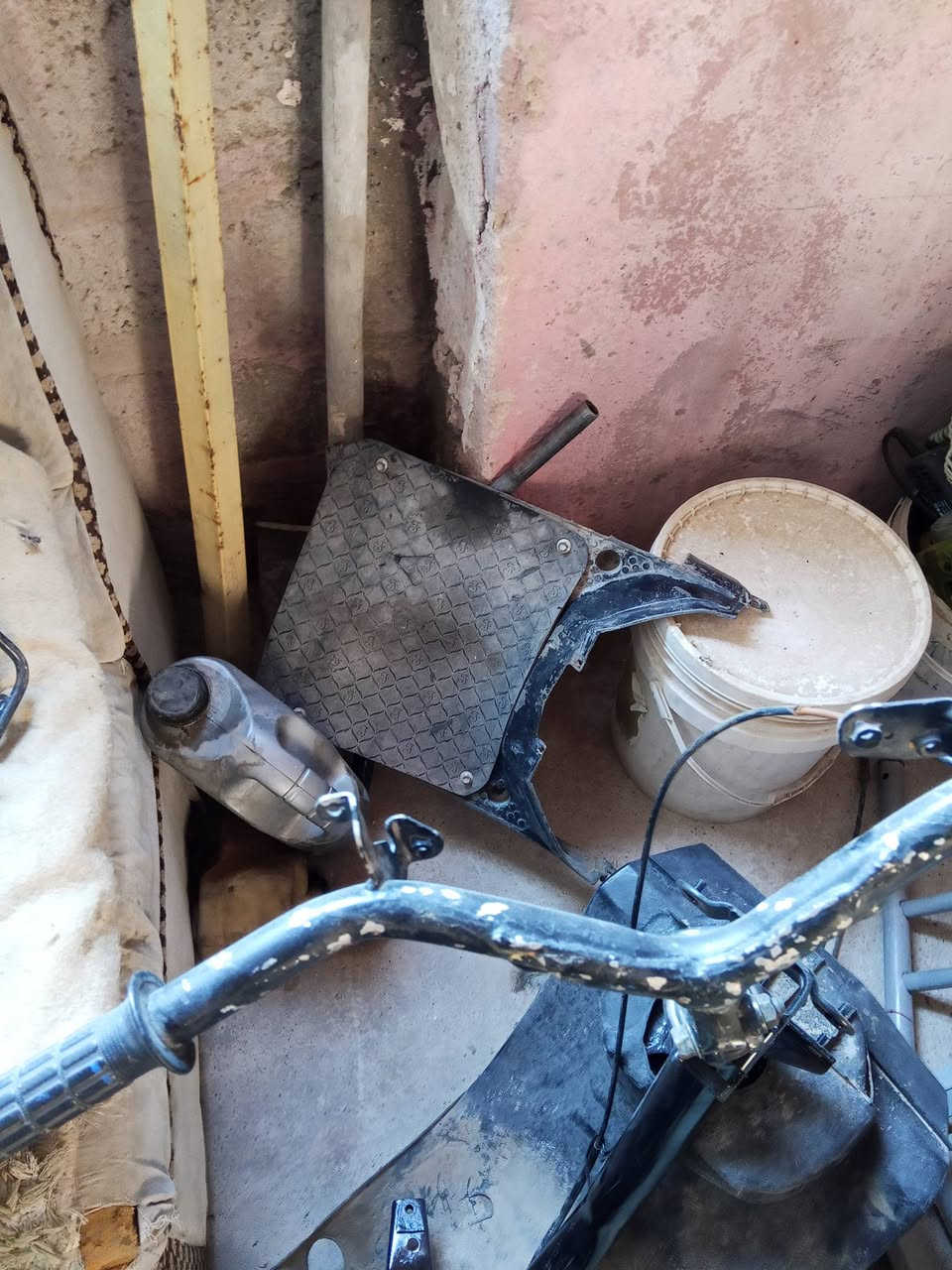 السلام عليكم عندي شواصي وغراض ماطورات بزون للبيع مع مكينة مع كابريتة وتايات وباتري السعر 60الف الاتصال على الارقام ***********/***********
