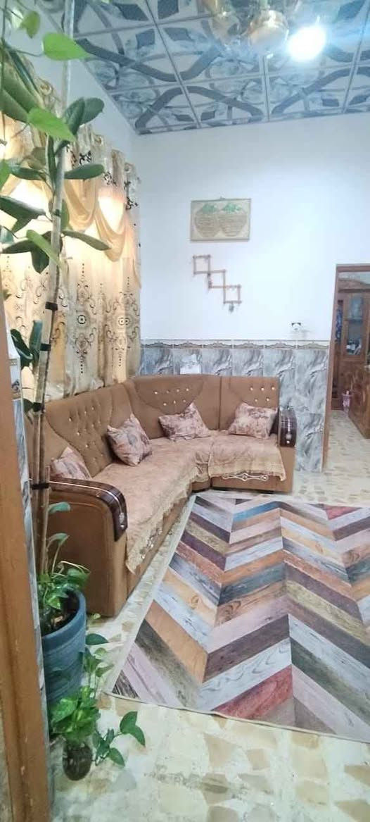 ***********
شارع المطار القديم قرب حسينية سيد حاكم
دار 100 متر بناء بلوك اساس وسطح صب كونكريت + رباط كونكريت ، كاشي ،سيراميك  سقوف ثانوية النجف, العراق
