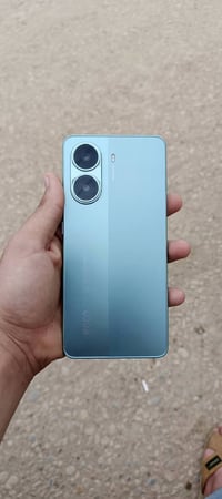 جهاز بوكو اكس 7 برو ذاكرته 512 للبيع ملحقاته كامله كلها وهذا الكسر بل ...