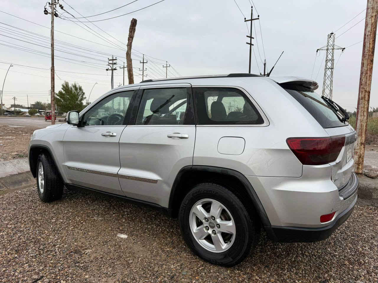 � للبيع أو المراوس: جيب لاريدو 2011 – كلين تايتل

🔥 سيارة نظيفة جداً ومجهزة بالكامل 🔥

📍 الحالة: كلين تايتل (بدون حادث)
📍 ملاحظة:: صبغ خفيف شوية فقط بالجاملغ أثر شخط، بدون معجون (فقط بخ)

🔧 المحرك والأداء:

 • مكينة جديدة مبدلة بالكامل (يعني تنساها 👍)
 • گير أوتوماتيك بحالة ممتازة
 • أداء قوي وثابت

🔑 الأنظمة والتشغيل:

 • تشغيل بصمة (Start/Stop)
 • تشغيل عن بُعد
 • بصمة أبواب + بصمة جنطة
 • نظام دخول ذكي (Smart Key)

🛋 الداخلية والراحة:

 • مقاعد جلد فاخرة (كشنات)
 • تدفئة وتبريد للمقاعد الأمامية (قطعتين)
 • تحكم كهربائي بالكشنات
 • إضاءة LED تحت الكشنات (ديكور مميز)
 • مكيف أمامي وخلفي (تبريد قوي – ثلاجة)
 • فتحات تكييف خلفية
 • مسند يد أمامي وخلفي
 • كراسي خلفية قابلة للطي (كشنات منفصلة)

📱 التقنيات والترفيه:

 • نظام صوتي ممتاز (عدة سماعات)
 • بلوتوث – USB – AUX
 • تحكم كامل من المقود
 • مثبت سرعة
 • شاشة عدادات واضحة وعصرية

🛡 الأمان والسلامة:

 • وسائد هوائية أمامية وجانبية
 • نظام ABS (مانع انغلاق الفرامل)
 • نظام مانع الانزلاق (Traction Control)
 • نظام الثبات الإلكتروني (ESP)
 • نظام توزيع قوة الفرامل (EBD)
 • نظام إنذار (Alarm System)

🌟 الخارجية:

 • أضواء أمامية (زينون أو LED)
 • كشافات ضباب
 • مرايا كهربائية قابلة للطي
 • زجاج كهربائي بالكامل

💎 ملاحظات:

✔ السيارة نظيفة وجاهزة للاستخدام
✔ مكينة جديدة – أهم ميزة بالسيارة
✔ ما تحتاج أي مصروف

💰 السعر: ( 166 وبيها مجال )
🔁 المراوس: شعندك دزلي 
📞 للتواصل: *********** بعقوبة, ديالى
