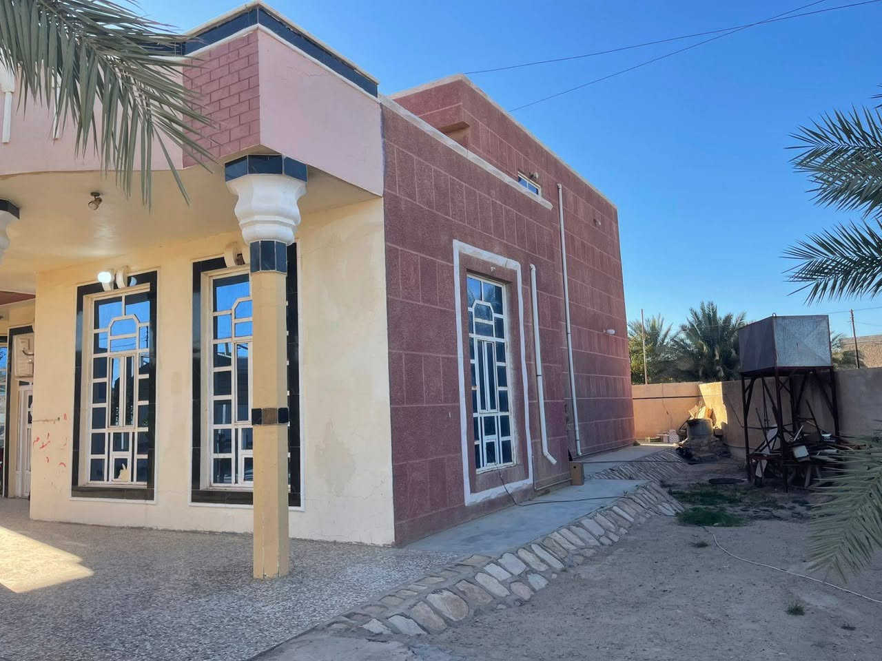 دار طابقين للبيع....
المساحة الكلية ٩٠٠ متر
السعر ٩٥ مليون........ 
الموقع الرمادي ناحية اليرموك منطقة القرية العصرية
بناء حجر وسمنت حالة البناء جيده جدا
محتويات الدار ديوان هول صالة داخلية كبيرة غرفتين نوم طابق الأول
مطبخ وحمامات داخلية بالاضافه إلى مطبخ وحمامات خارجيه، سبالت عدد ثلاثه مع الستائر تبقى مع الدار
طابق ثاني غرفتين نوم مع حمامات.
الدار يقع داخل منطقه سكنية متوفر جميع الخدمات
ماء وكهرباء وتبليط بلدية مدارس الخ.... 
يبعد عن الطريق الرئيسي السايدين ١٥٠ متر
_____________________________
ملاحظة مدة اخلئ الدار شهرين من تاريخ كتابة العقد
تدفع نصف المبلغ الباقي عند إستلام الدار
طبعآ الأرض واقع حال لزمة مكفولة من اي مشكلة عشائرية تعهد وبصمة ومكاتبة حال المنطقة بالكامل لا يوجد طابو
___________________________
للسعر والاستفسار أكثر اتصال على الأرقام التالية
*********** واتساب
*********** واتساب
او مراسلة الصفحة في اي وقت نعتذر عن التأخير عن الرد في بعض الأحيان
نستقبل جميع العروض العقارية في مدينة الرمادي
ابو احمد
# مكتب عدنان العسافي
للعقار
