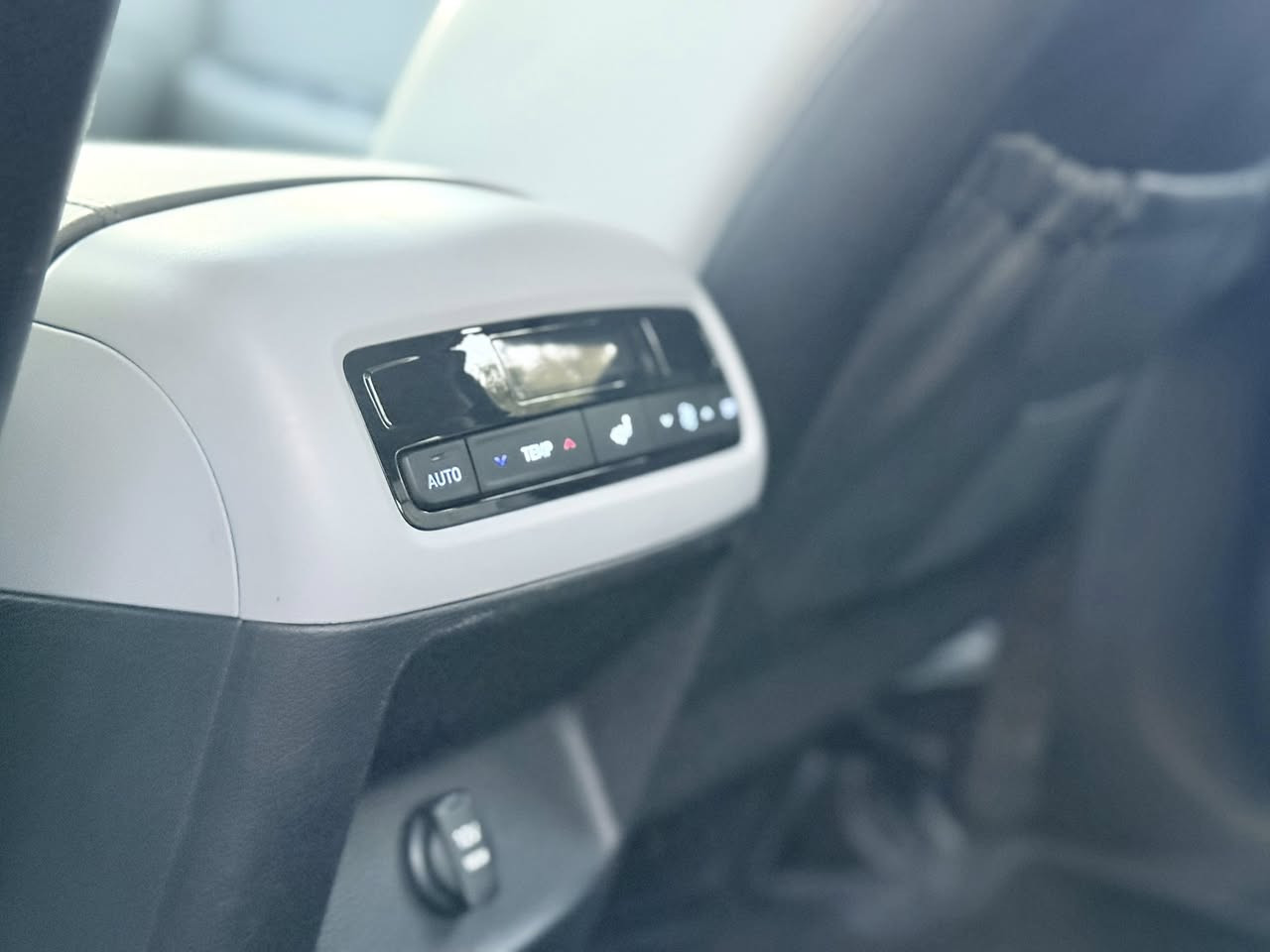 السلام عليكم
للبيع بلسايد  موديل (2025)
فول مواصفات عدا الفتحه 
بصمه 
بصمه ابواب 
صندوك كهرباء 
مكينه V6.  (3800)
كير دكم 
7 راكب     3 قطع تبريد 
داخل ابيض 
لد امامي خلفي 
حساسات كامره 
سايدبريك بصمه 
هيتر كشنات 
هواي موصفات 
السعر 277 مجال بسيط 
صور الحادث مرفقه 
مكان السياره بغداد الصالحيه 
الهاتف ***********
