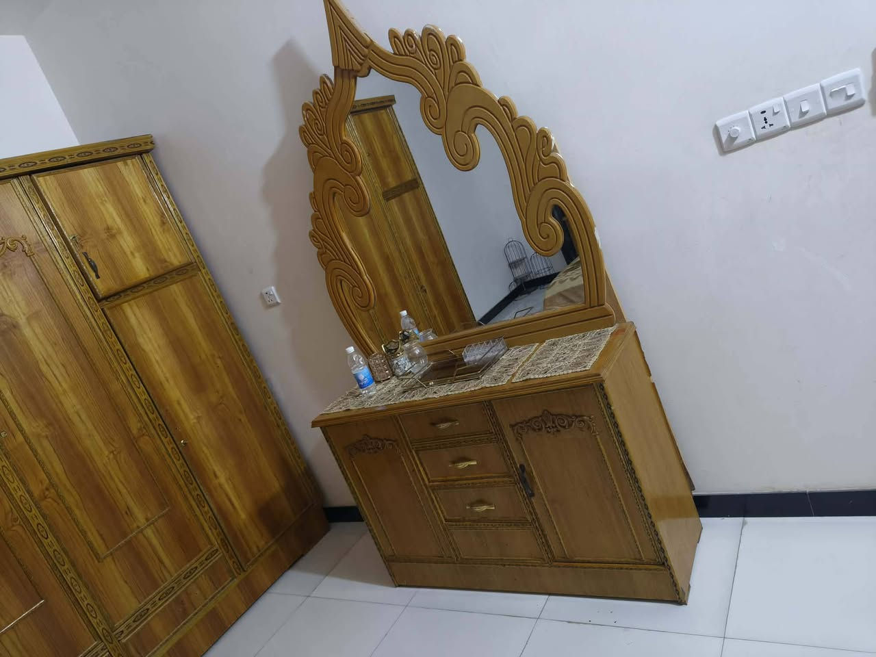 سلام عليكم
غرفة نوم و ميز وتواليت وكنتور 4 ابواب 
تخم 7 
كنتور 3 ابواب 
سعر 750 بيهة مجال مكان بغداد الامين 
للتواصل واتساب ***********
