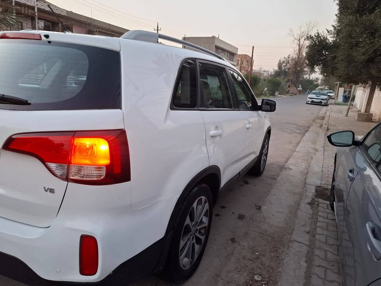 كيا سورنتو 2015 خليجي رقم بغداد مكفوله كفاله من الصبغ والتبديل  عدا شخطوط صغيره موضحه بالسونار بسيط ورصعه فوق الباب خلف السائق  بالباب الخلفي عكس السائق 
7 راكب مع كشنات جلد 
 حساس امامي خلفي  
 3 قطع تبريد 
 3 انظمه قياده 
 يو اس بي
 بردات بلادية 
 تحكم ستيرن 
قماره حديد
 كامرا خلفيه 
‏ صدر جديد كير مكينة مفتوحه ومكفوله گير بلادي كفاله  تبريد كلة جديد ومكفول 
‏V6 ستة سلندر 3500 ماشي  146  
جاهزة بدون اي نقص
رقم بغداد باسمي شرط  التحويل ثاني يوم وسنوية  مراوس حسب القناعه  متواجد خاص
مكان السياره بغداد 
السونار مرفق مع الصور 
السعر  178 وبيه مجال


**إذا كنت صاحب هذا الإعلان وتريد حذفه لأي سبب، رجاءا أرسل رسالة إلى الدعم الفني**