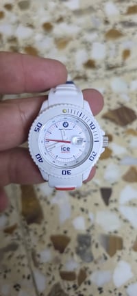 ساعة ⌚️ بي ام دبليو من ماركت ice ساعة فول نضافة بس ترهم للايد الناعمه ...