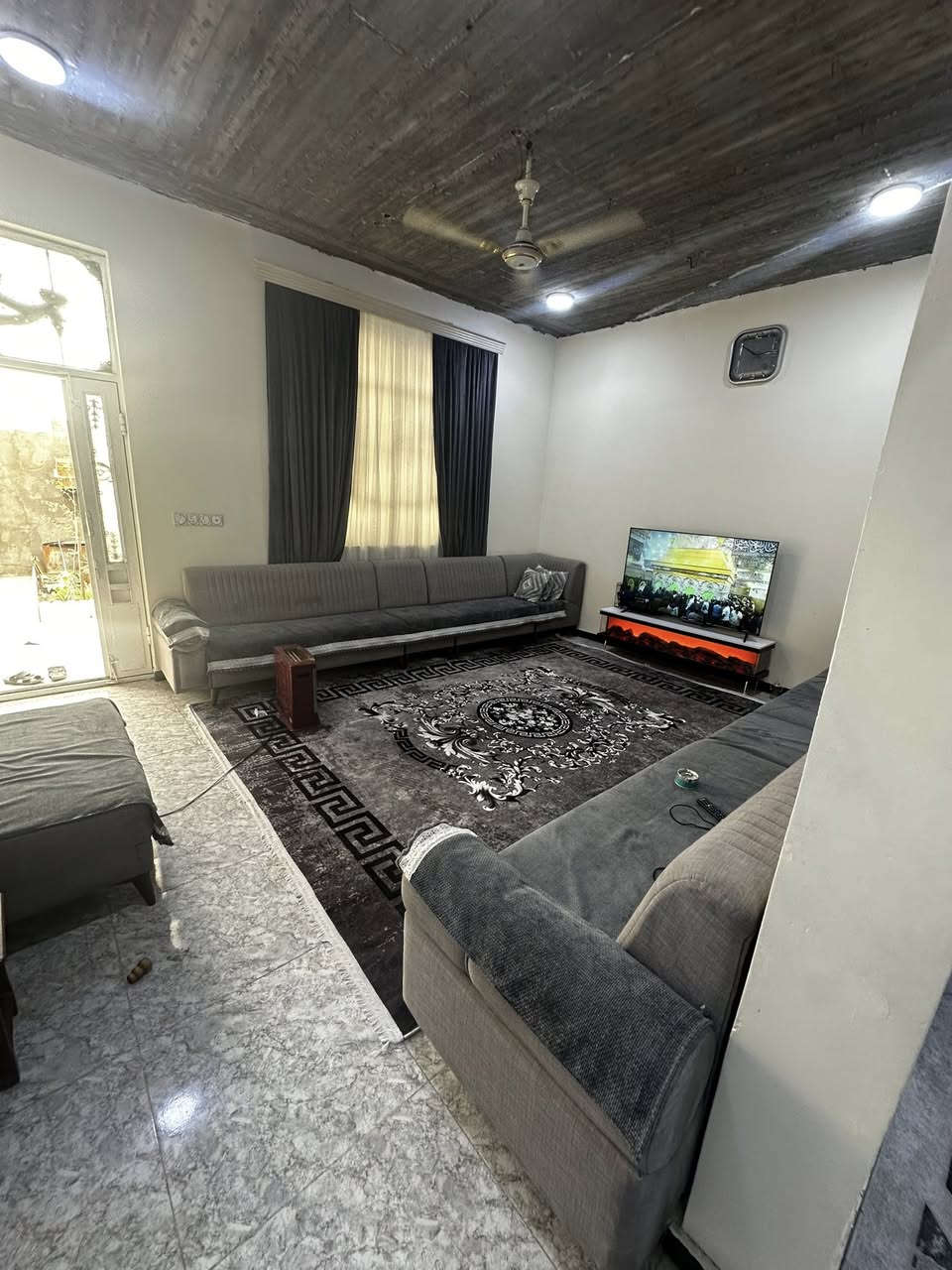 المحتويات
البيت تصميم جدا راقي ومريح 

غرفتين نوم كبار
صالات عدد اثنان داخليه للنساء وللرجال

غرف عدد اثنان
استقبال

مطبخ كبير
موزع
صحيات داخليه وخارجيه
للاستفسار الاتصال على الرقم 
***********
الموقع📍الجزيرة باب الهوه 
قرب السوك
