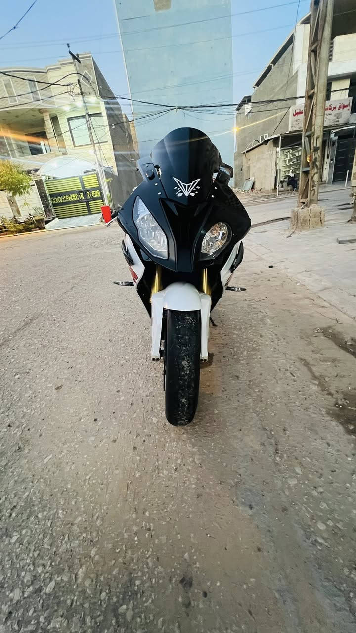 bmw s1000rr
ماشيه 32الف km
عليها دوسات رياضي كاربون 
جاملغ خلفي كاربون 
ميزانيات Arashi
صالنصه كاربون اصليه ماركه  Austin Racing
شبك حمايه راديترات 
باتري ليثيوم 
للاستفسار *********** بي واتساب
